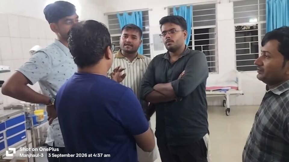 बेगूसराय के मंझौल अनुमंडलीय अस्पताल में सर्प डंस के मरीज़ का मृत्यु। से परिजनों ने डाक्टर पर लापरवाही का आरोप लगाया। चेरिया बरियारपुर मंझौल सत्यारा चौक