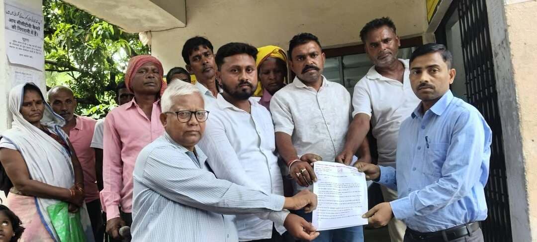 2 सूत्री मांगों को लेकर टिकारी अंचल सह प्रखंड कार्यालय पर भाकपा माले और खेत मजदूर सभा का प्रदर्शन*
*टिकारी में भूमिहीनों को जमीन देकर आवास की गारंटी करेंअंचलाधिकारी*
*टिकारी में गरीबों के हक अधिकार की लड़ाई तेज करेगा भाकपा माले– रवि कुमार*
टिकारी03सितम्बर 2026
भाकपा माले और खेत मजदूर सभा द्वारा आज टिकारी में 12सूत्री मांगों को लेकर अंचल सह प्रखंड कार्यालय के समक्ष धरना प्रदर्शन किया गया।
लाल झंडा लिए सैंकड़ों लोगों का जुलूस नारा लगाते हुए स्थानीय किला मैदान से निकला जो दुर्गा स्थान, बुढ़वा महादेव स्थान, अस्पताल मोड़ होते अंचल कार्यालय पहुंचा जहां बीडीओ ने लोगों के बीच आकर मांग पत्र लिया जिसमें मांगों पर कार्रवाई का भरोसा दिया और वार्ता हुई। वार्ता के बाद अंचल कार्यालय के सामने ही उपस्थित जनता को मुख्य वक्ता भाकपा माले गया जिला सचिव निरंजन कुमार ने संबोधित किया।
जिला सचिव निरंजन कुमार ने कहा कि टिकारी में भाकपा माले गरीबों की लड़ाई को तेज करने का संकल्प लेता है। यहां हजारों गरीब भूमिहीन हैं मगर उन्हें जमीन और आवास देकर बसाने के बदले बुलडोजर से उजाड़ा जा रहा है। राशन सूची से गरीबों का नाम काटा जा रहा है, मनरेगा खत्म कर विकसित भारत जी रामजी में काम की गारंटी नही है और मजदूरों को न्यूनतम मजदूरी भी नही दी जा रही है.अफसरों के संरक्षण में लोन देने वाली माइक्रोफाइनेंस कंपनियां गरीबों का आर्थिक शोषण कर रही है.थाना अंचल और प्रखंड कार्यालय में लूट का राज चल रहा है जिससे जनता में भारी गुस्सा है.सभा को रवि कुमार,सुरेंद्र यादव, संजय मांझी,राजकुमार यादव, मनोज पासवान,हरि मांझी आदि ने सम्बोधित किया.
प्रमुख मांग-
1. सभी भूमिहीनों को 5 डी.जमीन देकर आवास दिया जाय.
2.जो जहां बसे है वहां पीपी एक्ट 1947 के तहत भूमिहीनों को वास भूमि का पर्चा दिया जाय.
3. विकसित भारत जी राम जी योजना में साल भर काम और 700 रुपया मजदूरी दिया जाय.
4. महाजनी और माइक्रोफाइनेंस कंपनियां की मनमानी पर रोक के साथ सभी कर्ज माफ कर रोजगार का प्रबंध किया जाय.
5.राशन कार्ड से नाम काटना बंद हो, सभी गरीबों को राशन कार्ड जारी किया जाय.
6.खाद की कालाबाजारी पर रोक लगाया जाय.
7.सीलिंग, बिहार सरकार गैरमजरुआ, भूदान से प्राप्त पर्चाधारियों को जमीन पर दखल के साथ रसीद काटा जाय.
8.खाद की कालाबाजारी पर रोक के साथ सस्ते दर पर खाद किटनाशक दिया जाय.
9.पुराने जिर्ण शीर्ण हो चुके अम्बेडकर छात्रावास का नया बनाया जाय.
10.सभी बृद्धजनों विकलांग और विधवाओं को3000/रूपया मासिक पेंशन दिया जाय.
11.भोरी प्राथमिक विद्यालय में रोड का निर्माण के साथ सभी स्कूलों में बुनियादी सुबिधा बहाल किया जाय.
12.सभी गरीब किसानों का पुराना बिजली बिल माफ किया जाय.
*द्वारा:–*
*रवि कुमार*
*भाकपा माले सचिव* *टिकारी*
#bdbiharjharkhand