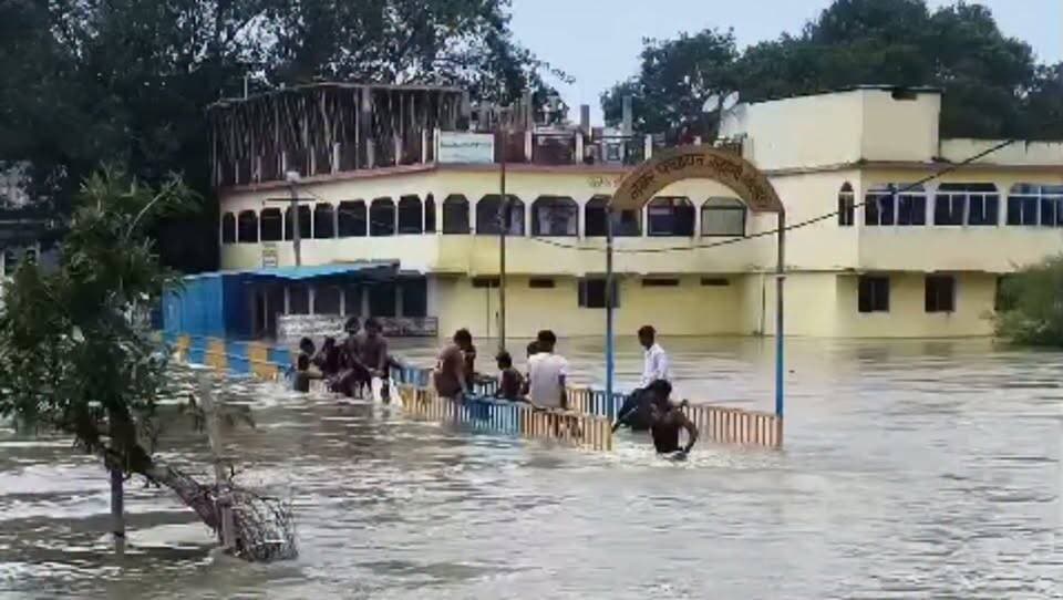 आरा सदर प्रखंड को बाढ़ क्षेत्र घोषित करने की मांग के साथ साथ भोजपुर के बाढ़ प्रभावित पांच प्रखंडों के सभी प्रभावित पंचायतों को बाढ़ क्षेत्र घोषित करने की जिला प्रशासन से मांग.क्यामुद्दीन अंसारी.
आरा