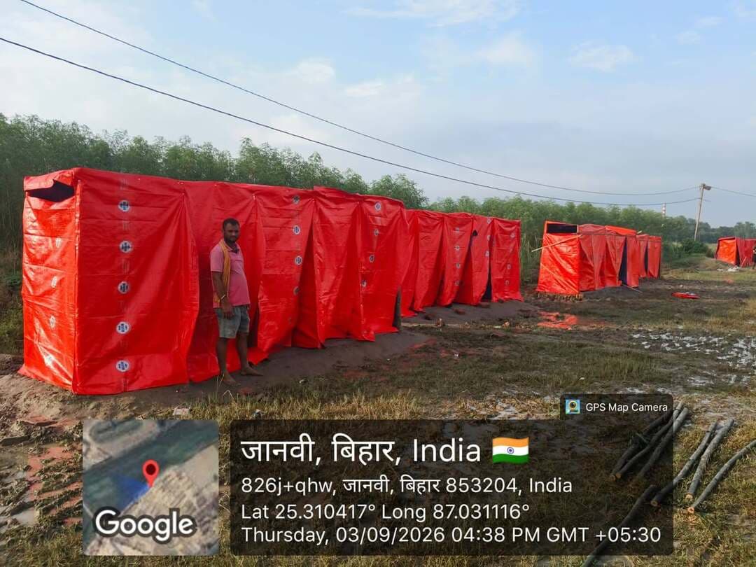 भागलपुर, 04 सितंबर 2026:- बाढ़ प्रभावित क्षेत्रों में राहत एवं बचाव कार्यों के साथ-साथ आवश्यक आधारभूत सुविधाओं को बहाल करने का कार्य लगातार जारी है। राघोपुर पंचायत में बाढ़ प्रभावित लोगों की सुविधा को ध्यान में रखते हुए विभिन्न स्तरों पर कार्य किए गए हैं। राहत शिविरों में 91 सामुदायिक शौचालय एवं 20 व्यक्तिगत शौचालय का निर्माण कराया गया है। वहीं, 28 चापाकलों को चालू/दुरुस्त किया गया है तथा 5 नए चापाकल लगाए गए हैं। इसके अलावा प्रभावित क्षेत्रों में 14 शेड का निर्माण कराया गया है और 7 चापाकलों की मरम्मत की गई है। बाढ़ प्रभावित लोगों के लिए कुल 5 राहत शिविर संचालित किए जा रहे हैं, जहां आवश्यक सुविधाएं उपलब्ध कराने का प्रयास किया जा रहा है। पेयजल एवं स्वच्छता को लेकर भी प्रशासन की ओर से विशेष कार्य किया गया है। 20 स्थानों पर पेयजल की जांच पूरी कर ली गई है, जबकि 2 स्नानघरों का निर्माण कराया गया है। प्रशासन द्वारा बाढ़ प्रभावित क्षेत्रों में राहत एवं आवश्यक सुविधाओं की उपलब्धता सुनिश्चित करने के लिए लगातार कार्य किया जा रहा है। बाढ़ की स्थिति पूरी तरह समाप्त होने के बाद पुनर्निर्माण एवं मरम्मत से जुड़े कार्यों को प्राथमिकता के आधार पर तेजी से कराया जाएगा।
District Administration Patna
DM Darbhanga
District Administration, Madhubani
Madhepura District Administration
Bhagalpur District Administration
Information & Public Relations Department, Government of Bihar
Bhagalpur Police
CMO Bihar