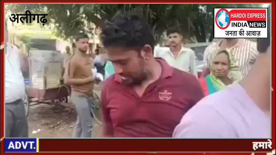 अलीगढ़: 2 घंटे तक जाम में फंसी रही बीमार मासूम, अस्पताल पहुंचने से पहले तोड़ा दम
अलीगढ़: उत्तर प्रदेश के अलीगढ़ से एक बेहद दुखद और झकझोर देने वाली खबर सामने आई है। बीमार बच्ची को इलाज के लिए ले जा रहे परिजन लगभग 2 घंटे तक भीषण ट्रैफिक जाम में फंसे रहे, जिसके चलते समय पर अस्पताल न पहुंचने के कारण बच्ची ने दम तोड़ दिया।
घटना दिल्ली गेट इलाके की बताई जा रही है। परिजनों का आरोप है कि इलाके में लगे भारी जाम के कारण उनकी गाड़ी लंबे समय तक फंसी रही। अगर समय रहते बच्ची को अस्पताल पहुंचा दिया जाता, तो शायद उसकी जान बचाई जा सकती थी। मासूम की मौत के बाद परिजनों में कोहराम मच गया है और इस दर्दनाक घटना को लेकर लोगों में ट्रैफिक व्यवस्था के प्रति भारी आक्रोश देखा जा रहा है।