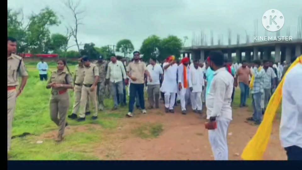 *खनियाधाना में धूमधाम से मना जन्माष्टमी पर्व, द्वारकाधीश मंदिर बना आस्था का केंद्र*
*खनियाधाना।* आज शुक्रवार दोपहर 2:30 बजे पावन श्री द्वारकाधीश मंदिर परिसर में श्रीकृष्ण जन्माष्टमी का पर्व बड़े ही हर्षोल्लास और भक्ति भाव से मनाया गया।कार्यक्रम में मुख्य अतिथि के रूप में पिछोर के लोकप्रिय विधायक श्री प्रीतम लोधी जी उपस्थित रहे। उन्होंने भगवान श्रीकृष्ण की विधि-विधान से पूजा-अर्चना कर क्षेत्र की सुख-समृद्धि, शांति और खुशहाली की कामना की।
Sonu Yadav Sukhdev Shingh Sunil Lodhi Lodhi Bhaiya Sahab Pritam Lodhi Rakesh Lodhi Neelesh Rajpoot Ramkumar Yadav Muhasa Adv Rajesh Lodhi Rajput रामनरेश शिवहरे मायापुर Bhaiya Sujeet Rajpoot अशोक सिंह यादव सरपंच विजयपुर अशोक सिंह यादव