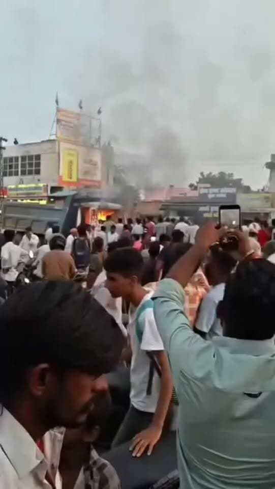 झालामंड में डंपर की टक्कर से मजदूर की मौत के बाद आक्रोशित लोगों ने ट्रक में आग लगा दी और चालक से मारपीट की। मौके पर पहुंची पुलिस ने बीच-बचाव कर चालक को सुरक्षित निकाला।
#झालामंड #सड़कहादसा #विरोधप्रदर्शन