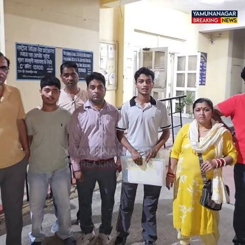 जगाधरी सरकारी स्कूल में लेट आने की वजह से प्रिंसिपल ने जडे थप्पड़, बच्चों के कान का पर्दा फटने का आरोप, जगाधरी सिटी थाना में शिकायत देने पहुंचे परिजन