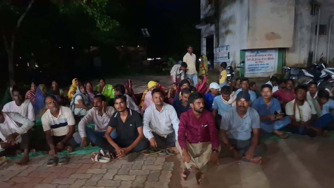 चार घंटे के धरने के बाद प्रशासन हरकत में, वार्ड-7 में शुरू हुआ काम
रोहतास नगर पंचायत के शिवपुर वार्ड संख्या-7 में वर्षों से सड़क, नाली और जलजमाव की समस्या से परेशान ग्रामीणों का आक्रोश आखिरकार रंग लाया। 24 घंटे में काम शुरू कराने के आश्वासन के बावजूद कार्रवाई नहीं होने पर गुरुवार की शाम बड़ी संख्या में महिला-पुरुष नगर पंचायत कार्यालय के समीप धरने पर बैठ गए।
करीब चार घंटे तक चले धरना-प्रदर्शन के बाद कार्यपालक पदाधिकारी अभिषेक भारती मौके पर पहुंचे और ग्रामीणों की समस्याएं सुनीं। इसके बाद संबंधित स्थल पर कार्य शुरू कराने की पहल की गई। ग्रामीणों का कहना है कि उनका आंदोलन किसी राजनीतिक उद्देश्य से नहीं, बल्कि वर्षों पुरानी बुनियादी समस्याओं के समाधान के लिए है।
ग्रामीणों की एकजुटता के बाद आखिरकार प्रशासन को कार्रवाई करनी पड़ी। अब लोगों को उम्मीद है कि सड़क, नाली और जलजमाव की समस्या का स्थायी समाधान होगा।
#Rohtas #ApnaRohtas #NagarPanchayatRohtas #Shivpur #Ward7 #धरना_प्रदर्शन #जनसमस्या #जलजमाव #सड़क_समस्या #नाली_समस्या #रोहतास_समाचार #बिहार_न्यूज #LocalNews #GroundReport #जनता_की_आवाज
