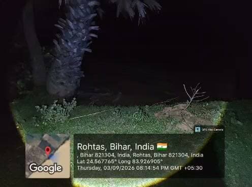 सोन नदी के कटाव स्थल का अधिकारियों ने किया निरीक्षण, सुरक्षात्मक कार्य का आश्वासन
नौहट्टा प्रखंड क्षेत्र में सोन नदी में आई बाढ़ के बाद बढ़े कटाव का जायजा लेने गुरुवार की देर रात अधिकारियों की टीम प्रभावित स्थल पर पहुंची। इंद्रपुरी बराज के जेई दीपक कुमार एवं जल संसाधन विभाग के जेई गौतम शर्मा ने कटाव स्थल का निरीक्षण कर स्थिति का आकलन किया।
स्थानीय किसानों ने अधिकारियों को बताया कि हर वर्ष सोन नदी के कटाव से उनकी खेती योग्य भूमि धीरे-धीरे नदी में समाहित हो रही है। इस बार की बाढ़ के बाद कटाव की स्थिति और गंभीर हो गई है, जिससे जमीन मालिकों की चिंता बढ़ गई है।
जेई दीपक कुमार ने बताया कि कटाव स्थल का निरीक्षण किया गया है। इसकी रिपोर्ट वरीय अधिकारियों को भेजी जाएगी और आवश्यकतानुसार कटाव रोकने के लिए सुरक्षात्मक कार्य कराया जाएगा।
अब ग्रामीणों और किसानों को उम्मीद है कि निरीक्षण के बाद जल्द ही कटावरोधी कार्य शुरू होगा और उनकी जमीन को बचाने की पहल की जाएगी।
#SonRiver #सोन_नदी #कटाव #नौहट्टा #Nauhatta #Rohtas #रोहतास #BiharNews #बिहार_समाचार #जलसंसाधन_विभाग #इंद्रपुरी_बराज #किसान #कटावरोधी_कार्य #ApnaRohtas #अपना_रोहतास