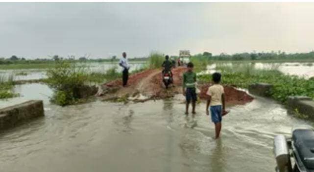 बाढ़ की गंभीरता और ग्रामीणों की परेशानी को उभारते हुए फेसबुक पर शेयर करने के लिए यह दमदार कंटेंट बेहतर रहेगा:
🌊 बाढ़ में इंसानों के साथ अब बेजुबानों का भी इम्तिहान!
🐄 खेतों का चारा डूबा तो नाव लेकर नरकुल काटने निकल पड़े पशुपालक
करनपुर घाट में बाढ़ ने ग्रामीणों की मुश्किलें और बढ़ा दी हैं। खेतों में खड़ा हरा चारा पानी में डूबकर खराब हो चुका है। अब पशुओं का पेट भरना पशुपालकों के लिए सबसे बड़ी चुनौती बन गया है।
हालात ऐसे हैं कि ग्रामीण नाव के सहारे कटरी क्षेत्र तक पहुंचकर नरकुल काट रहे हैं और नाव में भरकर गांव ला रहे हैं। मजबूरी में बाढ़ के पानी के बीच ही मवेशियों को चारा खिलाना पड़ रहा है।
एक तरफ ग्रामीण खुद बाढ़ के बीच जिंदगी बचाने की जद्दोजहद कर रहे हैं, तो दूसरी तरफ उनके बेजुबान पशु भी चारे के लिए मोहताज हैं। गीला चारा खाने और पानी में लगातार रहने से पशुओं के बीमार पड़ने का खतरा भी बढ़ गया है।
ग्रामीणों ने प्रशासन से मांग की है कि बाढ़ प्रभावित गांवों में इंसानों के लिए राहत के साथ-साथ पशुओं के लिए हरा चारा, भूसा और पशु आहार की तत्काल व्यवस्था कराई जाए।
🙏 बाढ़ सिर्फ घरों तक नहीं पहुंची है, इसने बेजुबानों के निवाले का संकट भी खड़ा कर दिया है।
📍 करनपुर घाट | अमृतपुर
#बाढ़ #करनपुर_घाट #अमृतपुर #गंगा_पार #बाढ़_का_कहर #पशु_चारा #बाढ़_प्रभावित #Farrukhabad #FloodUpdate