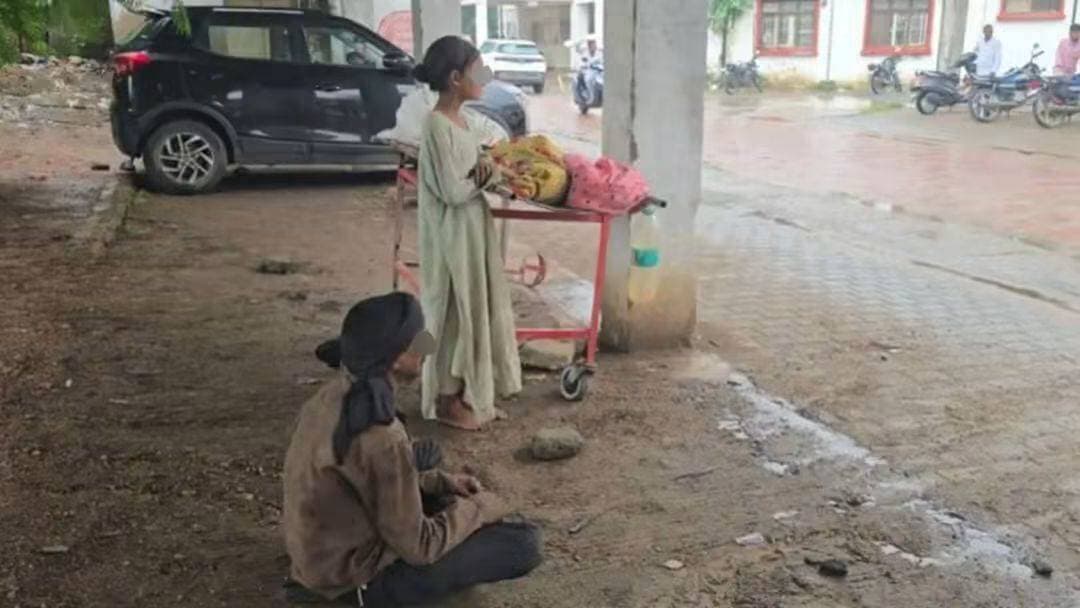 झाँसी : बेबस पिता के पास नहीं थे एंबुलेंस के पैसे! मां के शव के पास बिलखती रही 8 साल की बेटी, झांसी मेडिकल कॉलेज में भावुक कर देने वाला मंजर।
#jhansi #hindipanchayat #UPnews #bundelkhand