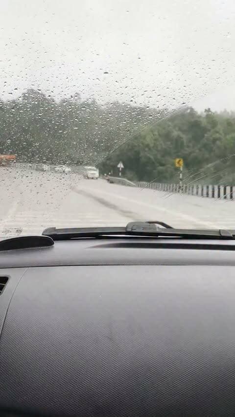 लोरो घाट मे बडा हादसा 20 फिट नीचे गिरी हाईवे #highlight