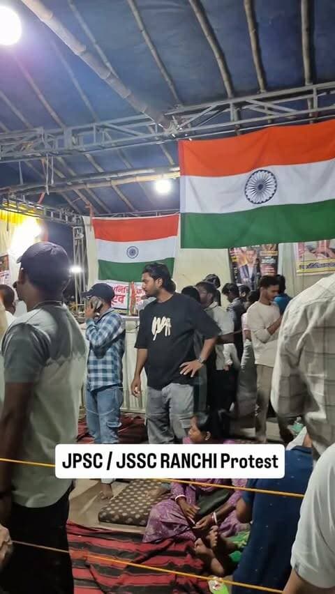 आज विश्व आदिवासी दिवस है… लेकिन झारखंड की राजधानी रांची में जश्न नहीं, विरोध देखने को मिल रहा है।
JSSC और JPSC पेपर लीक के आरोपों और छात्रों की मांगों को लेकर युवा सड़क पर हैं।
जिस दिन आदिवासी समाज के अधिकार, सम्मान और भविष्य की बात होनी चाहिए, उसी दिन छात्र अपने भविष्य के लिए सरकार के सामने आवाज़ उठा रहे हैं।
आखिर ऐसा क्यों?
क्या युवाओं की मेहनत, उनके सपने और उनके भविष्य की कोई कीमत नहीं?
आज सवाल सिर्फ एक परीक्षा का नहीं है—
सवाल है भरोसे का, व्यवस्था का और झारखंड के युवाओं के भविष्य का।
आप इस पूरे मामले को कैसे देखते हैं?
अपनी राय कमेंट में जरूर बताइए।
#WorldAdivasiDay #Jharkhand #Ranchi #JSSC #JPSC PaperLeak StudentsProtest JharkhandStudents