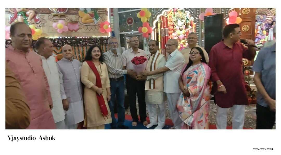 श्रीमद्भागवत कथा में वामन अवतार और श्रीकृष्ण जन्म की लीला ने मोहा मन
पंचकूला। 4 सितंबर को सनातन धर्म मंदिर, सेक्टर-10 पंचकूला के पावन प्रांगण में श्रीकृष्ण जन्माष्टमी के उपलक्ष्य में आयोजित श्रीमद्भागवत कथा के चौथे दिन भगवान वामन अवतार और श्रीकृष्ण जन्म की लीला का भावपूर्ण वर्णन किया गया। कथा वाचन के दौरान श्रद्धालु भक्ति और आध्यात्मिक भाव में सराबोर नजर आए।
स्वामी जी ने भगवान वामन अवतार की कथा विस्तार से सुनाते हुए बताया कि असुर कुल में जन्म लेने के बावजूद महाराज बलि ने अपनी प्रतिज्ञा और वचन का सदैव पालन किया। जब भगवान वामन ने तीन पग भूमि मांगकर राजा बलि से उनका सर्वस्व ले लिया, तब भी बलि अपने वचन से नहीं डिगे।
महाराज बलि ने भगवान से प्रार्थना करते हुए कहा कि जिस पर आपकी परम कृपा होती है, आप कभी-कभी उसका धन और संपत्ति भी मिटा देते हैं, लेकिन बदले में अपने चरणों में प्रेम और भक्ति का दान देते हैं। उन्होंने भगवान से प्रार्थना की कि जिस प्रकार उनके दादा श्री प्रह्लाद जी को भगवान ने अचल भक्ति प्रदान की, उसी प्रकार उन्हें भी सदैव भगवान का भक्त बने रहने का आशीर्वाद मिले।
जन्माष्टमी के पावन पर्व पर स्वामी जी ने भगवान श्रीकृष्ण के जन्म की लीला का मार्मिक प्रसंग सुनाया। उन्होंने बताया कि देवकी और वासुदेव ने भगवान के आगमन की राह में अनेक कष्ट सहे। कंस द्वारा उनके छह पुत्रों की निर्मम हत्या किए जाने के बावजूद उन्होंने भक्ति का मार्ग नहीं छोड़ा। अंततः धर्म की विजय हुई और भगवान श्रीकृष्ण आठवें गर्भ के रूप में कंस के कारागार में प्रकट हुए। भगवान के जन्म लेते ही वासुदेव और देवकी के जीवन में आनंद छा गया।
कथा के दौरान ‘हाथी घोड़ा पालकी, जय कन्हैया लाल की’ के जयकारों से मंदिर परिसर गूंज उठा। छोटे-छोटे बच्चों ने नृत्य और गायन की सुंदर प्रस्तुतियां दीं, जिन्हें श्रद्धालुओं ने तालियों की गूंज के साथ खूब सराहा।
कार्यक्रम में महापौर श्री श्याम लाल बंसल ने अपनी गरिमामयी उपस्थिति से आयोजन की शोभा बढ़ाई। मंदिर सभा की ओर से सभी श्रद्धालुओं से अनुरोध किया गया कि कथा वाचन एवं श्रवण का आनंद लेने तथा पुण्य के भागी बनने के लिए सपरिवार पहुंचकर आयोजन की शोभा बढ़ाएं।
कथा के पश्चात मंदिर सभा की ओर से श्रद्धालुओं के लिए भंडारे के रूप में प्रसाद की व्यवस्था भी की गई।