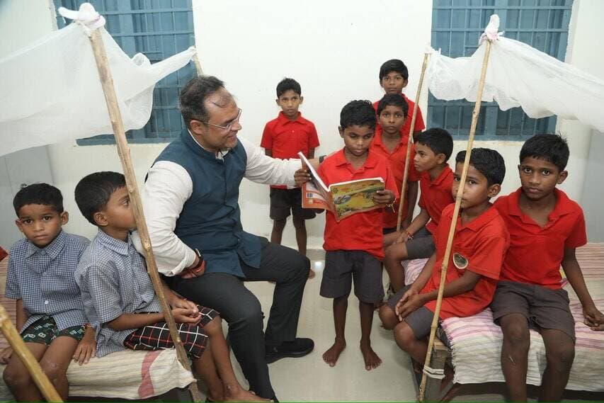 जहां कभी नक्सलियों की दहशत थी, वहां आज रात 10 बजे प्रशासन और ग्रामीण एक साथ बैठकर शिक्षा, स्वास्थ्य और विकास के भविष्य पर चर्चा कर रहे हैं। 🌱📚
कांकेर कलेक्टर श्री कुंदन कुमार एवं जिला पंचायत सीईओ श्री हरेश मंडावी देर रात कोयामुरी पहुंचे और ग्रामीणों, बच्चों, गायता, पटेल, मांझी एवं सामाजिक पदाधिकारियों के बीच बैठकर उनकी समस्याएं सुनीं।
📚 बच्चों ने जेईई-नीट जैसी प्रतियोगी परीक्षाओं की कोचिंग की मांग रखी
🏥 स्वास्थ्य, सिकल सेल जांच, मलेरिया से बचाव और सुपोषण पर हुई चर्चा
🛣️ सड़क, स्कूल, आंगनबाड़ी, स्वास्थ्य, रोजगार एवं पुल-पुलिया की मांगों पर हुई बातचीत
दिन में ग्राम सोड़े के ‘बिदिया केतुल’ पुस्तकालय का निरीक्षण और रात में कोयामुरी में ग्रामीणों के साथ चौपाल—यह है बदलते बस्तर की नई तस्वीर।
