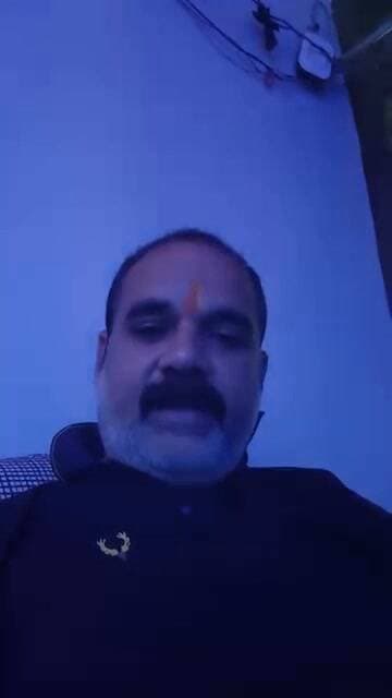 चुरहट तहसीलदार पर कार्रवाई को लेकर ब्राह्मण समाज मुखर
राकेश दुबे की मांग—संतमुनि शर्मा पर दर्ज SC/ST एक्ट का मामला वापस लिया जाए, अन्यथा होगा वृहद आंदोलन
सीधी। चुरहट तहसील में संतमुनि शर्मा से जुड़े मामले को लेकर अब अखिल भारतीय ब्राह्मण समाज सीधी ने भी आवाज उठाई है। समाज के जिला अध्यक्ष पंडित राकेश दुबे ने सोशल मीडिया पर वीडियो साझा करते हुए संतमुनि शर्मा के ऊपर लगाए गए SC/ST एक्ट के मामले को वापस लेने की मांग की है।
राकेश दुबे ने कहा कि चुरहट तहसीलदार द्वारा संतमुनि शर्मा के ऊपर लगाया गया मामला उनके अनुसार फर्जी एवं अनुचित कार्रवाई है। उन्होंने प्रशासन से मामले की निष्पक्ष जांच कराते हुए प्रकरण वापस लेने की मांग की है।
उन्होंने चेतावनी देते हुए कहा कि यदि संतमुनि शर्मा के विरुद्ध दर्ज मामला वापस नहीं लिया गया तो अखिल भारतीय ब्राह्मण समाज सीधी द्वारा वृहद आंदोलन किया जाएगा।
सोशल मीडिया पर वीडियो साझा कर उठाई आवाज
पंडित राकेश दुबे ने सोशल मीडिया पर वीडियो साझा करते हुए संबंधित मामले को गंभीर बताते हुए प्रशासन से हस्तक्षेप की मांग की। उन्होंने कहा कि पूरे घटनाक्रम की निष्पक्ष जांच होनी चाहिए और किसी निर्दोष व्यक्ति के साथ अन्याय नहीं होना चाहिए।
गौरतलब है कि इससे पहले चुरहट तहसील से जुड़े मामले में पदीय दायित्व के कथित दुरुपयोग, प्रकरण लंबित रखने और पैसे मांगने के आरोप लगाते हुए रीवा संभागायुक्त से उच्चस्तरीय जांच की मांग की गई थी। शिकायत में सीसीटीवी फुटेज एवं संबंधित दस्तावेजों की जांच की मांग भी की गई है।
अखिल भारतीय ब्राह्मण समाज सीधी के जिला अध्यक्ष पंडित राकेश दुबे ने कहा है कि मामले में न्याय नहीं मिलने पर समाज के द्वारा वृहद आंदोलन का रास्ता अपनाएगा।
नोट: SC/ST एक्ट के मामले को “फर्जी” बताए जाने का उल्लेख राकेश दुबे के आरोप/दावे के रूप में किया जा रहा है। इसकी स्वतंत्र पुष्टि जांच के बाद ही स्पष्ट होगी। संबंधित तहसीलदार एवं पुलिस का पक्ष सामने आने पर उसे भी प्रमुखता से साझा किया जाएगा
पंडित राकेश दुबे
जिला अध्यक्ष, अखिल भारतीय ब्राह्मण समाज क्षेत्र सीधी