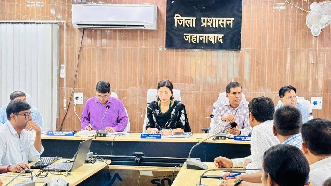 उदेरास्थान बैराज में घटा जलस्तर, प्रशासन अलर्ट
जहानाबाद: उदेरास्थान बैराज पर जलस्तर में गिरावट की प्रवृत्ति बनी हुई है। इसके बावजूद जिला प्रशासन संभावित जल संकट और बाढ़ की स्थिति को लेकर पूरी तरह अलर्ट है। जिले की नदियों, बैराज, पुल-पुलियों एवं अन्य संवेदनशील स्थलों पर लगातार निगरानी की जा रही है।
शुक्रवार, चार सितंबर को उदेरास्थान बैराज का अपस्ट्रीम जलस्तर 81.83 मीटर दर्ज किया गया, जो निर्धारित डेंजर लेवल 82.50 मीटर से 0.67 मीटर नीचे है। फिलहाल बैराज पर जलस्तर में गिरावट दर्ज की गई है।
प्रशासन की ओर से जाफरगंज, शकुराबाद एवं साईं मंदिर स्थित लो-लेवल पुल-पुलियों समेत अन्य संवेदनशील स्थानों पर विशेष निगरानी रखी जा रही है। संबंधित अधिकारियों को क्षेत्र भ्रमण कर जलस्तर और जलप्रवाह की स्थिति का लगातार आकलन करने का निर्देश दिया गया है। जरूरत के अनुसार बैरिकेडिंग, रात्रि प्रकाश व्यवस्था तथा पुलिस बल एवं कर्मियों की प्रतिनियुक्ति सुनिश्चित करने को कहा गया है।
जिला पदाधिकारी ने सभी संबंधित अंचलाधिकारी, प्रखंड विकास पदाधिकारी, पुलिस पदाधिकारी, जल संसाधन विभाग एवं आपदा प्रबंधन शाखा के अधिकारियों को नदी तटों, निचले इलाकों, पुल-पुलियों और अन्य संवेदनशील क्षेत्रों में विशेष सतर्कता बरतने का निर्देश दिया है। आम लोगों को माइकिंग, मीडिया और सोशल मीडिया के माध्यम से लगातार जागरूक किया जा रहा है।
तेज बहाव वाले क्षेत्रों से दूर रहें
जिला प्रशासन ने लोगों से अपील की है कि नदी एवं तेज जलप्रवाह वाले क्षेत्रों में स्नान करने, सेल्फी लेने या अनावश्यक रूप से जाने से बचें। बच्चों को नदी और जलप्रवाह वाले स्थानों से दूर रखें। जलमग्न या तेज बहाव वाले पुल-पुलियों को पार करने का प्रयास नहीं करें तथा प्रशासन की ओर से लगाए गए बैरिकेडिंग और सुरक्षा निर्देशों का पालन करें।
किसी भी असामान्य स्थिति, जलजमाव अथवा जलस्तर में अचानक वृद्धि की सूचना तत्काल स्थानीय प्रशासन अथवा जिला आपातकालीन संचालन केंद्र (DEOC), जहानाबाद को 9431805088, 06114-295071 एवं 06114-295072 पर देने की अपील की गई है।