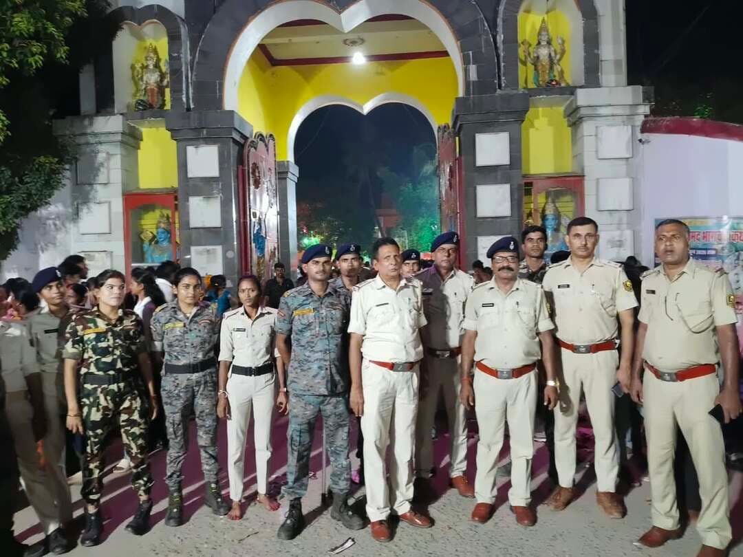 जन्माष्टमी को लेकर जिले में कड़ी सुरक्षा, सभी थाना क्षेत्रों में पुलिस की सतत निगरानी
जहानाबाद। श्रीकृष्ण जन्माष्टमी के पावन अवसर पर विधि-व्यवस्था को सुदृढ़ बनाए रखने के लिए पुलिस प्रशासन पूरी तरह सतर्क है। पुलिस अधीक्षक जहानाबाद के निर्देश पर शुक्रवार, 4 सितंबर को जिले के सभी थाना क्षेत्रों में पुलिस द्वारा सतत निगरानी एवं गश्ती की जा रही है।
बाजारों, प्रमुख मार्गों और अन्य संवेदनशील स्थानों पर सुरक्षा व्यवस्था को पुख्ता किया गया है। पुलिस टीमों द्वारा लगातार भ्रमण कर स्थिति का जायजा लिया जा रहा है तथा संदिग्ध गतिविधियों पर विशेष नजर रखी जा रही है।
पुलिस प्रशासन का उद्देश्य श्रीकृष्ण जन्माष्टमी के महापर्व को शांतिपूर्ण, सुरक्षित एवं सौहार्दपूर्ण वातावरण में संपन्न कराना है। लोगों से भी शांति एवं आपसी भाईचारा बनाए रखने तथा किसी भी संदिग्ध गतिविधि की सूचना तत्काल पुलिस को देने की अपील की गई है।
