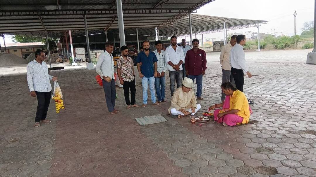 जन्माष्टमी के अवसर पर अंजड नगर की जिंनींग सहित ग्राम मंडवाड़ा में नये सिजन के कपास का हुआ मुहूर्त
------
बड़वानी अंजड़ नगर की सिद्धार्थ कॉटन फाइबर्स और के. एम. कोटेक्स सहित ग्राम मंडवाड़ा में व्यापारियों के यहां पर नये सिजन के कपास का मुहूर्त हुआ सर्वप्रथम कांटे की पूजा कर मशीनरी और कपास लेकर पहुंचे किसानों को तिलक लगाकर अपना अपना मुहूर्त किया दरअसल आज शुक्रवार को अंजड की सिद्धार्थ काटन और के एम कोटेक्स व मंडवाड़ा के कपास व्यापारी (नैनाजी सिर्वी) के कपास की आवक हुई सिद्धार्थ काटन में लोडिंग आयशर का कांटा किया और मुहूर्त के भाव की चिट्ठी किसान राजू पटेल को 8001 रुपए के मुहूर्त में भाव भरे किसानों का कहना है कि अगर मौसम ने साथ दिया तो इस साल कपास की फसल निमाड क्षेत्र में बहुत अच्छी है और भाव भी मुहूर्त में अच्छे मिले हैं आगामी दिनों में कपास की आवक अंजड मंडी में बढ़ेगी इस अवसर पर फैक्ट्री मालिक शेखर पाटनी, जुगल किशोर पाटनी, संजय पाटनी, सोरभ पाटनी, अमित पाटनी उपस्थित रहे तो वहीं के. एम. कोटेक्स में मनोज जैन सौरभ जैन आदि ने पुजन कर मुहुर्त खरिदी की इधर कपास का मुहूर्त होने से मजदूरों के चेहरे पर मुस्कुराहट नजर आई है।
वहीं पहले दिन 8001 से 7500 रूपए प्रति क्विंटल कपास बिका है
Dhamnod Mandi Bhav - धामनोद मंडी भाव @topfans #dhamnodmandibhav #viralpost #khetibadi #kapaskamuhurt #kapaskabhav #kapasmandibhav #kapaskamandibhav #MandiRates #cotton #cottonprices #anjad #badwani #newsfeed