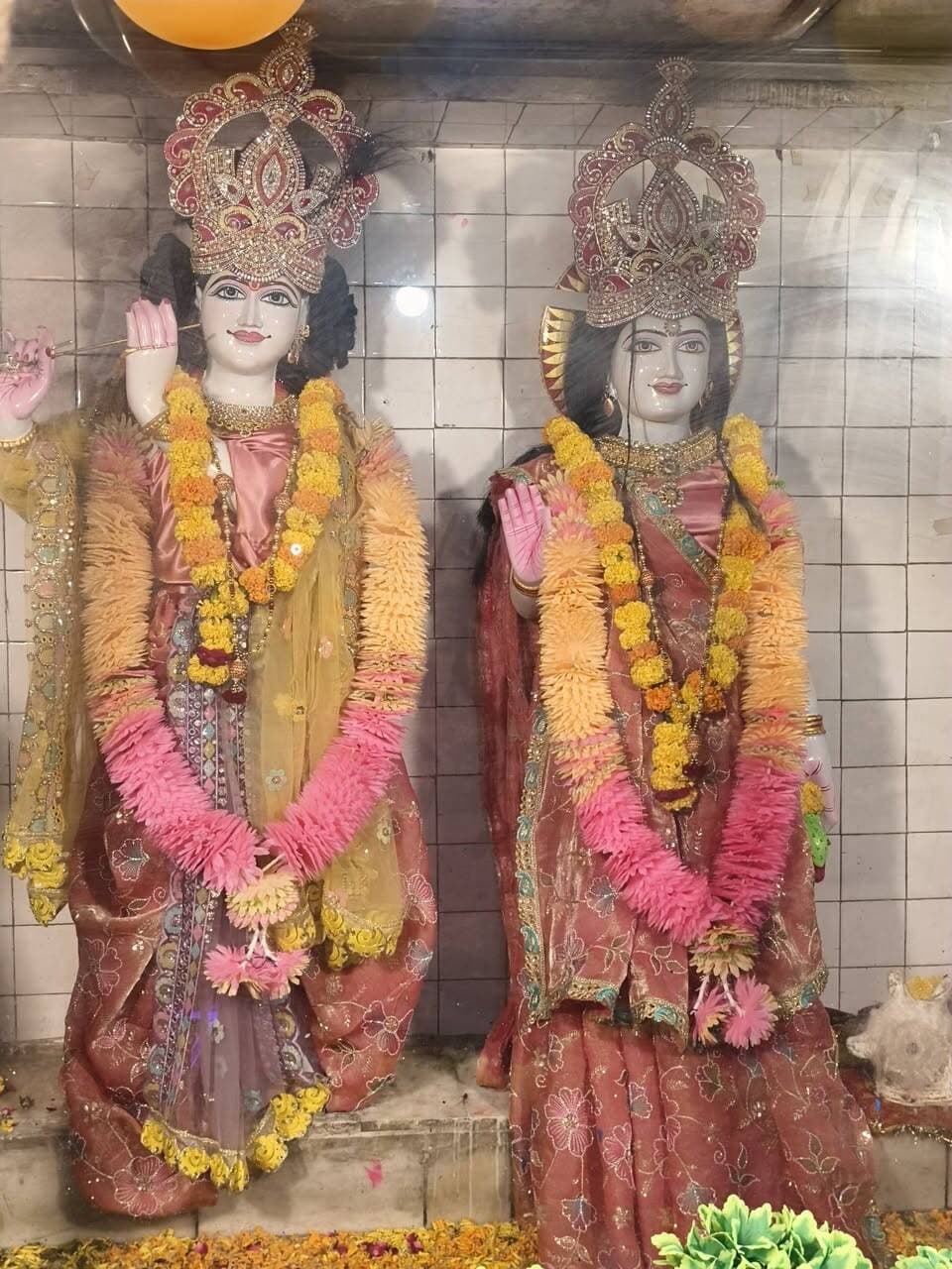 श्री राधा कृष्ण मंदिर दिबियापुर में श्री राधा कृष्ण दरबार में सजीव झांकी।
जय श्री राधा कृष्ण