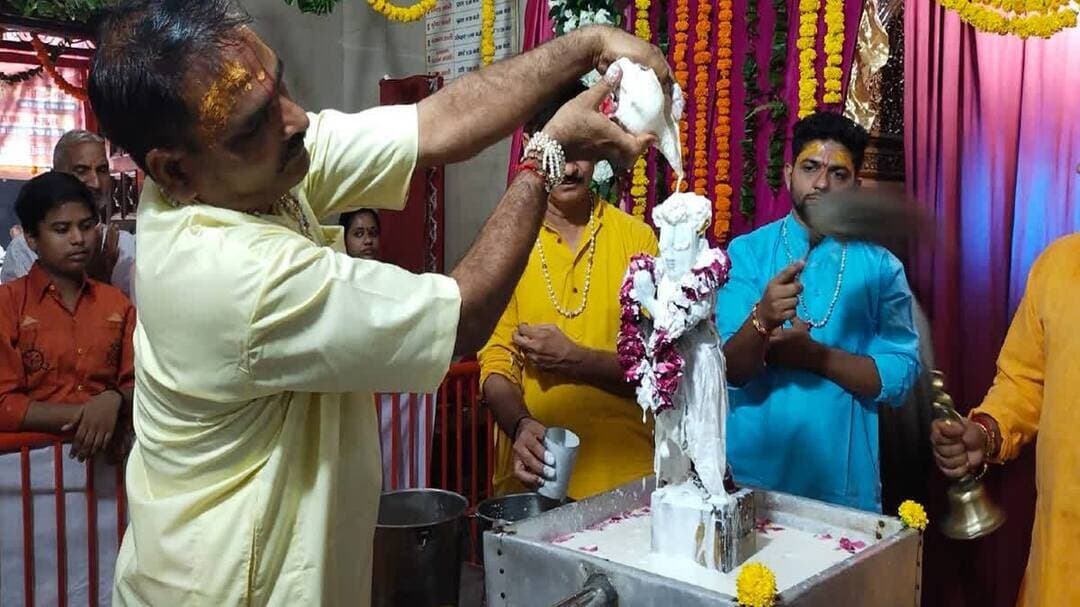 #शहर_में_जन्माष्टमी_की_धूम..
भरतपुर। ब्रजांचल में शामिल भरतपुर में जन्माष्टमी का पर्व बड़ी ही धूमधाम और भक्तिभाव के साथ मनाया जा रहा है। इस अवसर पर शहर के ऐतिहासिक 160 वर्ष पुराने श्री राधारमण मंदिर में एक विशेष परंपरा देखने को मिली, जहाँ भगवान श्रीकृष्ण के बाल स्वरूप की सेवा मर्यादा के अनुसार रात के बजाय दिन में ही 501 किलो पंचामृत (दूध, दही, घी, बूरा और शहद) से ठाकुर जी का भव्य अभिषेक किया गया। मंदिर के कार्यक्रम संयोजक विष्णु लोहिया ने बताया कि बाल स्वरूप होने के कारण यह अभिषेक दिन में ही संपन्न किया जाता है और दर्शनों के बाद श्रद्धालुओं को पंचामृत का प्रसाद वितरित किया गया। वहीं दूसरी ओर श्री बांके बिहारी मंदिर में चार दिवसीय जन्माष्टमी महोत्सव की धूम मची हुई है। ट्रस्ट प्रतिनिधि गिरीश सिंघल के अनुसार यहाँ रात 11:30 बजे ठाकुर जी का अभिषेक शुरू होगा और ठीक 12 बजे जन्मोत्सव के बाद करीब 11 मन (440 किलो) पंचामृत और 7 मन (280 किलो) पंजीरी का महाप्रसाद बांटा जाएगा। उत्सव के तहत मंदिर परिसर में बच्चों के लिए कृष्ण-राधा बाल रूप-सज्जा प्रतियोगिता आयोजित की गई, जिसमें हिस्सा लेने वाले सभी बच्चों को पुरस्कृत किया गया। इसके बाद 5 सितंबर को मथुरा-वृंदावन के कलाकारों द्वारा पारंपरिक नंदोत्सव मनाया जाएगा, जबकि 6 और 7 सितंबर को दो आयु वर्गों की बालिकाओं के लिए भव्य भक्ति नृत्य प्रतियोगिता का आयोजन रखा गया है।