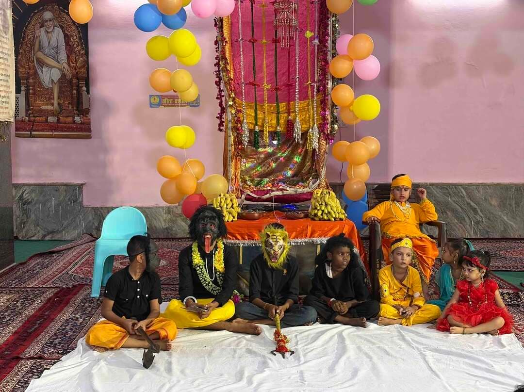 #भरतपुर। नदबई में शुक्रवार को श्रीकृष्ण जन्माष्टमी का पर्व श्रद्धा, भक्ति और उल्लास के साथ मनाया गया। इस अवसर पर शहर के प्रमुख मंदिरों को आकर्षक रोशनी और फूलों से सजाकर बाल स्वरूप भगवान श्रीकृष्ण की मनमोहक झांकियां बनाई गईं, जिन्हें देखने के लिए दिनभर श्रद्धालुओं की भीड़ जुटी रही। मां पथवारी मंदिर सेवादल समिति की ओर से आयोजित 17वें विशाल महोत्सव में मयूर नृत्य, शिव-पार्वती, राधा-कृष्ण और पंचमुखी हनुमान जी की झांकियों के साथ खाटू श्याम जी का भव्य दरबार सजाया गया। इसके अलावा वनखंडी मंदिर परिसर में पारंपरिक मेले का आयोजन हुआ, जहां बच्चों और परिवारों ने झूलों व स्टॉल्स का आनंद लिया। वहीं पंजाबी कॉलोनी स्थित श्रीराम मंदिर में ठाकुरजी को आकर्षक झूले में विराजमान कर विशेष पूजा-अर्चना की गई। पूरे दिन शहर में भजन-कीर्तन और जयकारों के साथ माहौल पूरी तरह भक्तिमय बना रहा।