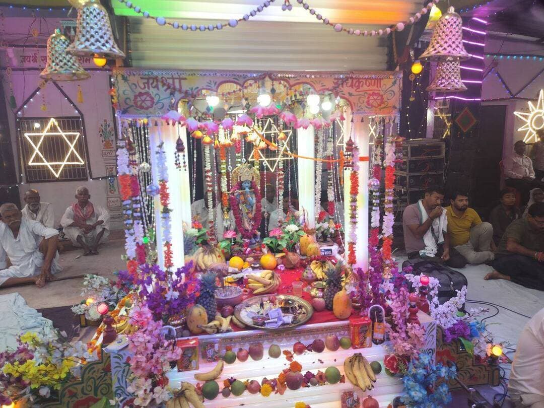 #भरतपुर। श्रीकृष्ण जन्माष्टमी के पावन अवसर पर बयाना के भीतरबाड़ी स्थित अथाई पर कोली समाज की ओर से 36 घंटे के 40वें जवाबी हरि कीर्तन दंगल का शुभारंभ किया गया। नगर पालिका के पूर्व चेयरमैन विनोद अग्रवाल बट्टा ने भगवान कृष्ण की पूजा-अर्चना कर इस कार्यक्रम का उद्घाटन किया। इस दंगल में हमीरपुर, करौली, जालौन और वीरमपुरा से आईं प्रसिद्ध कीर्तन मंडलियों के कलाकारों ने वाद्ययंत्रों की धुन पर पौराणिक और ऐतिहासिक प्रसंगों की मनमोहक प्रस्तुतियां दीं। आयोजन स्थल पर भगवान कृष्ण की आकर्षक झांकी सजाई गई और दर्शकों के लिए शीतल नींबू शिकंजी की व्यवस्था की गई, जिसे सुनने के लिए दिन-रात आसपास के ग्रामीण क्षेत्रों से बड़ी संख्या में श्रद्धालुओं की भीड़ उमड़ी।