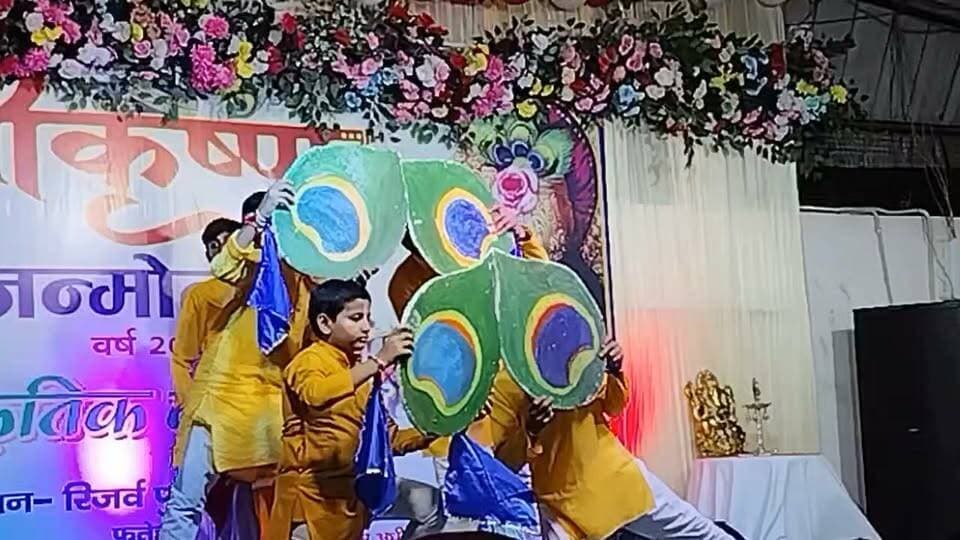 फतेहपुर में श्रीकृष्ण जन्माष्टमी पर पुलिस महकमे की भव्य सजावट बनी आकर्षण का केंद्र
थाना, चौकी, पुलिस लाइन और 12वीं वाहिनी पीएसी परिसर में सजी मनमोहक झांकियां, भजन-कीर्तन से भक्तिमय हुआ माहौल
जनसहभागिता और सौहार्द का अनूठा संदेश, श्रद्धालुओं को सपरिवार आमंत्रित कर पुलिस ने बढ़ाया सामाजिक विश्वास
✒️ रिपोर्ट :जिला ब्यूरो अजय श्रीवास्तव
फतेहपुर। श्रीकृष्ण जन्माष्टमी के पावन अवसर पर फतेहपुर जनपद में पुलिस प्रशासन ने धार्मिक आस्था, सामाजिक समरसता और जनसंपर्क का प्रेरणादायी उदाहरण प्रस्तुत किया। जनपद के थाना, चौकी, कोतवाली, रिजर्व पुलिस लाइन तथा 12वीं वाहिनी पीएसी परिसर को आकर्षक विद्युत सज्जा, रंग-बिरंगी रोशनी और भगवान श्रीकृष्ण की मनमोहक झांकियों से इस प्रकार सजाया गया कि पूरा वातावरण मानो मथुरा-वृंदावन की दिव्यता में परिवर्तित हो गया हो।
जन्माष्टमी महोत्सव को लेकर पुलिस प्रशासन द्वारा कई दिनों से तैयारियां की जा रही थीं। थाना कोतवाली नगर परिसर में समस्त पुलिस परिवार की ओर से भजन-कीर्तन, श्रीकृष्ण जन्मोत्सव एवं प्रसाद वितरण का आयोजन किया गया। वहीं रिजर्व पुलिस लाइन में सांस्कृतिक कार्यक्रम, भजन संध्या, श्रीकृष्ण जन्मोत्सव तथा मध्यरात्रि में प्रसाद वितरण का विशेष कार्यक्रम आयोजित किया गया। कार्यक्रमों में बड़ी संख्या में पुलिस अधिकारी, कर्मचारी, उनके परिजन, समाजसेवी, पत्रकार, जनप्रतिनिधि एवं श्रद्धालु शामिल हुए।
पुलिस अधीक्षक अभिमन्यु मांगलिक (आईपीएस), अपर पुलिस अधीक्षक ज्ञान प्रकाश राय, क्षेत्राधिकारी लाइंस गौरव शर्मा सहित जनपद के अनेक वरिष्ठ अधिकारियों की देखरेख में पूरे आयोजन को गरिमामय एवं सुव्यवस्थित रूप दिया गया। थाना कोतवाली नगर के प्रभारी निरीक्षक हेमंत कुमार मिश्रा सहित विभिन्न थाना प्रभारियों और पुलिस कर्मियों ने श्रद्धालुओं के स्वागत एवं व्यवस्थाओं में सक्रिय भूमिका निभाई।
रात्रि 12 बजे भगवान श्रीकृष्ण के जन्मोत्सव के साथ पूरा वातावरण "नंद के आनंद भयो, जय कन्हैया लाल की" के जयघोष से गूंज उठा। श्रद्धालुओं ने आरती में भाग लेकर प्रसाद ग्रहण किया। विभिन्न स्थानों पर प्रस्तुत झांकियां, राधा-कृष्ण की आकर्षक साज-सज्जा, पुष्प सजावट एवं सांस्कृतिक प्रस्तुतियां लोगों के आकर्षण का केंद्र रहीं।
जनपद के अनेक थाना परिसरों, पुलिस चौकियों, पुलिस लाइन तथा पीएसी परिसर में आयोजित कार्यक्रमों ने पुलिस और आमजन के बीच संवाद एवं विश्वास को और मजबूत किया। श्रद्धालुओं को सपरिवार आमंत्रित कर पुलिस प्रशासन ने यह संदेश देने का प्रयास किया कि कानून व्यवस्था के साथ-साथ सामाजिक एवं सांस्कृतिक मूल्यों के संरक्षण में भी पुलिस की महत्वपूर्ण भूमिका है। उपस्थित लोगों ने पुलिस प्रशासन की व्यवस्थाओं, अनुशासन और धार्मिक आयोजन की भव्यता की सराहना की।
जन्माष्टमी के इस आयोजन ने केवल धार्मिक उत्साह ही नहीं बढ़ाया, बल्कि पुलिस और समाज के बीच आत्मीयता, विश्वास और सहभागिता की भावना को भी मजबूत किया। कार्यक्रमों में शामिल नागरिकों ने इसे पुलिस प्रशासन की सकारात्मक और जनहितैषी पहल बताते हुए भविष्य में भी ऐसे आयोजनों के निरंतर आयोजन की अपेक्षा व्यक्त की।
🟥 धार्मिक पर्व केवल आस्था के नहीं, बल्कि सामाजिक सौहार्द, भाईचारे और पारस्परिक विश्वास को मजबूत करने का माध्यम भी हैं। पुलिस प्रशासन और आमजन के बीच सहयोग की भावना कानून व्यवस्था को और अधिक प्रभावी बनाती है। सभी नागरिक त्योहारों को शांति, सद्भाव और अनुशासन के साथ मनाएं तथा किसी भी अफवाह या असामाजिक गतिविधि की सूचना तत्काल प्रशासन को दें।
जनहित सुझाव
धार्मिक आयोजनों में प्रशासन द्वारा जारी सुरक्षा निर्देशों का पालन करें।
भीड़भाड़ वाले स्थानों पर बच्चों और बुजुर्गों का विशेष ध्यान रखें।
सोशल मीडिया पर केवल सत्यापित जानकारी ही साझा करें।
पुलिस और प्रशासन के साथ सहयोग कर शांतिपूर्ण एवं सौहार्दपूर्ण वातावरण बनाए रखें।
धार्मिक आयोजनों को स्वच्छ, सुरक्षित और अनुशासित बनाने में अपनी सहभागिता निभाएं।
👇👇
#NDNEWS #दैनिकनिष्पक्षधारा #Fatehpur #Janmashtami2026 #KrishnaJanmotsav #UPPolice #FatehpurPolice #AbhimanyuMangalik #GyanPrakashRai #GauravSharma #HemantKumarMishra #PoliceLines #PAC #KotwaliNagar #PublicTrust #FestivalOfFaith
👇👇
🟥 ND NEWS | दैनिक निष्पक्ष धारा
मुख्य संपादक / संस्थापक: राजन सिंह हाड़ा
सह-संपादक: शालिनी सिंह भदौरिया
📍कार्यालय-3:U158,हीरा स्वीट्स के पास, विकास मार्ग,लक्ष्मी नगर,पूर्वी दिल्ली,पिन कोड – 110092 (NCR)
📍कार्यालय-2:विधानसभा रोड,बर्लिंगटन चौराहा,लखनऊ–226001 (UP)
📍कार्यालय-1:1/1अटल बिहारी चौराहा, नियर बर्मा चौराहा, फतेहपुर–212601 (UP)
📅 दिनांक: 04 सितंबर 2026
📞 मोबाइल: 096961 096961 19696