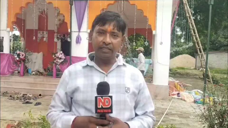 फतेहपुर में श्रीकृष्ण जन्माष्टमी पर पुलिस महकमे की भव्य सजावट बनी आकर्षण का केंद्र
थाना, चौकी, पुलिस लाइन और 12वीं वाहिनी पीएसी परिसर में सजी मनमोहक झांकियां, भजन-कीर्तन से भक्तिमय हुआ माहौल
जनसहभागिता और सौहार्द का अनूठा संदेश, श्रद्धालुओं को सपरिवार आमंत्रित कर पुलिस ने बढ़ाया सामाजिक विश्वास
✒️ रिपोर्ट :जिला ब्यूरो अजय श्रीवास्तव
फतेहपुर। श्रीकृष्ण जन्माष्टमी के पावन अवसर पर फतेहपुर जनपद में पुलिस प्रशासन ने धार्मिक आस्था, सामाजिक समरसता और जनसंपर्क का प्रेरणादायी उदाहरण प्रस्तुत किया। जनपद के थाना, चौकी, कोतवाली, रिजर्व पुलिस लाइन तथा 12वीं वाहिनी पीएसी परिसर को आकर्षक विद्युत सज्जा, रंग-बिरंगी रोशनी और भगवान श्रीकृष्ण की मनमोहक झांकियों से इस प्रकार सजाया गया कि पूरा वातावरण मानो मथुरा-वृंदावन की दिव्यता में परिवर्तित हो गया हो।
जन्माष्टमी महोत्सव को लेकर पुलिस प्रशासन द्वारा कई दिनों से तैयारियां की जा रही थीं। थाना कोतवाली नगर परिसर में समस्त पुलिस परिवार की ओर से भजन-कीर्तन, श्रीकृष्ण जन्मोत्सव एवं प्रसाद वितरण का आयोजन किया गया। वहीं रिजर्व पुलिस लाइन में सांस्कृतिक कार्यक्रम, भजन संध्या, श्रीकृष्ण जन्मोत्सव तथा मध्यरात्रि में प्रसाद वितरण का विशेष कार्यक्रम आयोजित किया गया। कार्यक्रमों में बड़ी संख्या में पुलिस अधिकारी, कर्मचारी, उनके परिजन, समाजसेवी, पत्रकार, जनप्रतिनिधि एवं श्रद्धालु शामिल हुए।
पुलिस अधीक्षक अभिमन्यु मांगलिक (आईपीएस), अपर पुलिस अधीक्षक ज्ञान प्रकाश राय, क्षेत्राधिकारी लाइंस गौरव शर्मा सहित जनपद के अनेक वरिष्ठ अधिकारियों की देखरेख में पूरे आयोजन को गरिमामय एवं सुव्यवस्थित रूप दिया गया। थाना कोतवाली नगर के प्रभारी निरीक्षक हेमंत कुमार मिश्रा सहित विभिन्न थाना प्रभारियों और पुलिस कर्मियों ने श्रद्धालुओं के स्वागत एवं व्यवस्थाओं में सक्रिय भूमिका निभाई।
रात्रि 12 बजे भगवान श्रीकृष्ण के जन्मोत्सव के साथ पूरा वातावरण "नंद के आनंद भयो, जय कन्हैया लाल की" के जयघोष से गूंज उठा। श्रद्धालुओं ने आरती में भाग लेकर प्रसाद ग्रहण किया। विभिन्न स्थानों पर प्रस्तुत झांकियां, राधा-कृष्ण की आकर्षक साज-सज्जा, पुष्प सजावट एवं सांस्कृतिक प्रस्तुतियां लोगों के आकर्षण का केंद्र रहीं।
जनपद के अनेक थाना परिसरों, पुलिस चौकियों, पुलिस लाइन तथा पीएसी परिसर में आयोजित कार्यक्रमों ने पुलिस और आमजन के बीच संवाद एवं विश्वास को और मजबूत किया। श्रद्धालुओं को सपरिवार आमंत्रित कर पुलिस प्रशासन ने यह संदेश देने का प्रयास किया कि कानून व्यवस्था के साथ-साथ सामाजिक एवं सांस्कृतिक मूल्यों के संरक्षण में भी पुलिस की महत्वपूर्ण भूमिका है। उपस्थित लोगों ने पुलिस प्रशासन की व्यवस्थाओं, अनुशासन और धार्मिक आयोजन की भव्यता की सराहना की।
जन्माष्टमी के इस आयोजन ने केवल धार्मिक उत्साह ही नहीं बढ़ाया, बल्कि पुलिस और समाज के बीच आत्मीयता, विश्वास और सहभागिता की भावना को भी मजबूत किया। कार्यक्रमों में शामिल नागरिकों ने इसे पुलिस प्रशासन की सकारात्मक और जनहितैषी पहल बताते हुए भविष्य में भी ऐसे आयोजनों के निरंतर आयोजन की अपेक्षा व्यक्त की।
🟥 धार्मिक पर्व केवल आस्था के नहीं, बल्कि सामाजिक सौहार्द, भाईचारे और पारस्परिक विश्वास को मजबूत करने का माध्यम भी हैं। पुलिस प्रशासन और आमजन के बीच सहयोग की भावना कानून व्यवस्था को और अधिक प्रभावी बनाती है। सभी नागरिक त्योहारों को शांति, सद्भाव और अनुशासन के साथ मनाएं तथा किसी भी अफवाह या असामाजिक गतिविधि की सूचना तत्काल प्रशासन को दें।
जनहित सुझाव
धार्मिक आयोजनों में प्रशासन द्वारा जारी सुरक्षा निर्देशों का पालन करें।
भीड़भाड़ वाले स्थानों पर बच्चों और बुजुर्गों का विशेष ध्यान रखें।
सोशल मीडिया पर केवल सत्यापित जानकारी ही साझा करें।
पुलिस और प्रशासन के साथ सहयोग कर शांतिपूर्ण एवं सौहार्दपूर्ण वातावरण बनाए रखें।
धार्मिक आयोजनों को स्वच्छ, सुरक्षित और अनुशासित बनाने में अपनी सहभागिता निभाएं।
👇👇
#NDNEWS #दैनिकनिष्पक्षधारा #Fatehpur #Janmashtami2026 #KrishnaJanmotsav #UPPolice #FatehpurPolice #AbhimanyuMangalik #GyanPrakashRai #GauravSharma #HemantKumarMishra #PoliceLines #PAC #KotwaliNagar #PublicTrust #FestivalOfFaith
👇👇
🟥 ND NEWS | दैनिक निष्पक्ष धारा
मुख्य संपादक / संस्थापक: राजन सिंह हाड़ा
सह-संपादक: शालिनी सिंह भदौरिया
📍कार्यालय-3:U158,हीरा स्वीट्स के पास, विकास मार्ग,लक्ष्मी नगर,पूर्वी दिल्ली,पिन कोड – 110092 (NCR)
📍कार्यालय-2:विधानसभा रोड,बर्लिंगटन चौराहा,लखनऊ–226001 (UP)
📍कार्यालय-1:1/1अटल बिहारी चौराहा, नियर बर्मा चौराहा, फतेहपुर–212601 (UP)
📅 दिनांक: 04 सितंबर 2026
📞 मोबाइल: 096961 19696