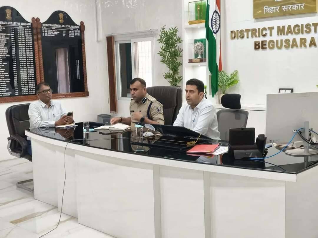 गंगा नदी के बढ़ते जलस्तर के मद्देनजर जिला पदाधिकारी ने की समीक्षा बैठक।
गंगा नदी के बढ़ते जलस्तर को देखते हुए जिला पदाधिकारी, बेगूसराय श्री रिची पाण्डेय ने सभी अनुमंडल पदाधिकारी, प्रखंड विकास पदाधिकारी एवं अंचलाधिकारियों के साथ वीडियो कॉन्फ्रेंसिंग के माध्यम से समीक्षा बैठक की। बैठक में पुलिस अधीक्षक श्री मनीष,अपर समाहर्ता, बेगूसराय श्री बृज किशोर चौधरी सहित अन्य जिला स्तरीय पदाधिकारियों ने भी भाग लिया।
जिला पदाधिकारी ने सभी अनुमंडल एवं प्रखंड स्तरीय पदाधिकारियों से बाढ़ की वर्तमान स्थिति, प्रभावित क्षेत्रों, जलस्तर की स्थिति तथा प्रशासन द्वारा की गई तैयारियों की विस्तृत जानकारी ली। उन्होंने संभावित बाढ़ प्रभावित क्षेत्रों में आवश्यक सुविधाओं की उपलब्धता, नावों के परिचालन, राहत एवं बचाव कार्य, बाढ़ राहत शिविरों, पेयजल, भोजन, चिकित्सा व्यवस्था तथा पशुओं के लिए आवश्यक प्रबंधों की समीक्षा की।
जिला पदाधिकारी ने सभी संबंधित पदाधिकारियों को निर्देश दिया कि बाढ़ की स्थिति पर लगातार निगरानी बनाए रखें तथा संभावित रूप से प्रभावित क्षेत्रों में प्रशासनिक टीमों की सक्रिय उपस्थिति सुनिश्चित करें। उन्होंने कहा कि किसी भी आपात स्थिति में त्वरित कार्रवाई करते हुए प्रभावित लोगों तक आवश्यक सहायता एवं राहत सामग्री समय पर पहुंचाई जाए।
सभी अनुमंडल पदाधिकारी, प्रखंड विकास पदाधिकारी एवं अंचलाधिकारी को अपने-अपने क्षेत्रों में भ्रमण कर स्थिति का जायजा लेने तथा जिला प्रशासन को नियमित रूप से अद्यतन जानकारी उपलब्ध कराने का निर्देश दिया गया।
IPRD Bihar
#begusarai