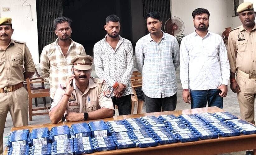 जमालपुर में अवैध शराब के साथ चार गिरफ्तार
मीरजापुर। जमालपुर थाना पुलिस और आरपीएफ की संयुक्त टीम ने मुखबिर की सूचना पर कार्रवाई करते हुए 154 पेट बोतल अवैध अंग्रेजी शराब के साथ चार आरोपियों को गिरफ्तार किया। बरामद शराब After Dark Blue ब्रांड की है, जिसकी प्रत्येक बोतल 180 एमएल है।
गिरफ्तार चारों आरोपी बिहार के गया, लखीसराय और पटना जनपद के रहने वाले हैं। मामले में थाना जमालपुर में मु0अ0सं0-159/2026, धारा 60 आबकारी अधिनियम के तहत मुकदमा दर्ज कर आरोपियों को न्यायालय/जेल भेज दिया गया।
#TodayMirzapur #MirzapurNews #Jamalpur #IllegalLiquor #PoliceAction #MirzapurPolice