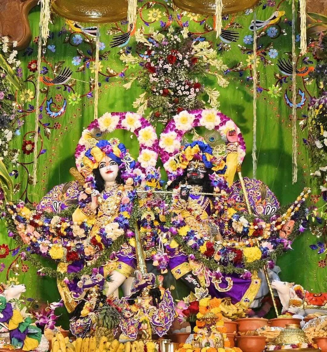जन्माष्टमी पर इस्कॉन मंदिर पहुंचे सीएम भजनलाल शर्मा, भगवान श्रीकृष्ण की पूजा-अर्चना कर की प्रदेश की खुशहाली की कामना
जयपुर। श्रीकृष्ण जन्माष्टमी के पावन अवसर पर मुख्यमंत्री भजनलाल शर्मा ने न्यू सांगानेर रोड, मानसरोवर स्थित इस्कॉन मंदिर पहुंचकर भगवान श्रीकृष्ण के दर्शन किए और विधिवत पूजा-अर्चना कर श्रद्धा एवं भक्ति के साथ नमन किया।
इस अवसर पर मुख्यमंत्री ने कहा कि भगवान श्रीकृष्ण का जीवन मानव समाज को प्रेम, करुणा और धर्म के मार्ग पर चलने की प्रेरणा देता है। उन्होंने प्रदेशवासियों के सुख-समृद्धि एवं खुशहाली की कामना करते हुए प्रार्थना की कि भगवान श्रीकृष्ण की कृपा से हर घर-आंगन खुशियों से भरा रहे और हर हृदय में सद्भाव एवं शांति बनी रहे।
मुख्यमंत्री ने राजस्थान के निरंतर विकास और प्रदेश को नई ऊंचाइयों तक ले जाने की भी कामना की।