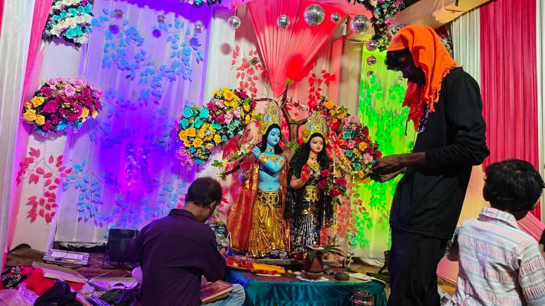 ताजोपुर गांव में सजा भव्य कृष्ण-राधा रानी का पंडाल, विधि-विधान से हो रही पूजा
#खबरेंअभीतक #KhabareAbhiTak #Janmashtami