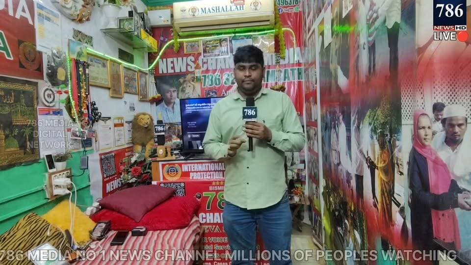 BREAKING NEWS LIVE 🔴 #786MEDIA UR VOICE OUR REPORTS
మదనాపల్లిజిల్లావార్తలు: ప్రియుడితో రెడ్ హ్యాండెడ్గా పట్టుబడిన భార్య
భర్తను చూసిన భార్య అతని కాళ్ళపై పడి మరో అవకాశం ఇవ్వమని వేడుకోగా, ఆమెను కట్టేసిన ఇల్లాల్ అనే వ్యక్తి వీపుపై కత్తితో పొడిచాడు. రాత్రిపూట ఇంట్లో జరిగిన అనుకోని పరిణామాలు, అర్ధరాత్రి వినిపించిన అరుపుల కారణంగా ఈ రహస్య సంబంధం ఏర్పడింది. దొరికిపోకూడదనే ఉద్దేశంతో భర్త చాలాకాలంగా రహస్యంగా నడుపుతున్న పథకం బయటపడటంతో, రెడ్ హ్యాండెడ్గా పట్టుబడిన ఆ మహిళ అతని కాళ్ళపై పడి క్షమాపణలు చెప్పింది. "ఇలాంటి తప్పు మళ్ళీ జరగదు.. నాకు ఇంకొక్క అవకాశం ఇవ్వండి," అని ఆమె వేడుకుంది, కానీ నమ్మకం కోల్పోయిన వివాహం నిలవదని భర్త గట్టిగా వాదించాడు. ఒకసారి తెగిపోయిన బంధం మళ్ళీ కలవదని, మోసం చేసిన వారికి మరో అవకాశం ఇస్తే భవిష్యత్తులో మరిన్ని తప్పులు చేసే ప్రమాదం ఉందని ఆ వ్యక్తి ఆందోళన చెందుతున్నాడు. ఈ వీడియో సోషల్ మీడియాలో వైరల్ అవుతోంది.
our team working for better society social service social activist 786media no 1 news channel millions of peoples watching subscribe like share follow on Facebook YouTube what's app Instagram upcoming satellite channel any programs ads cal 7674963786 Link.... https://youtube.com/@786newschannelmedia?si=_lE4QclzqlMP31cF ANDHRA PRADESH SAMACHARAM DAILY PAPER. RNI:APTEL/25/A2057.
AP STATE INCHARGE. 786 FAYAZ BHAI