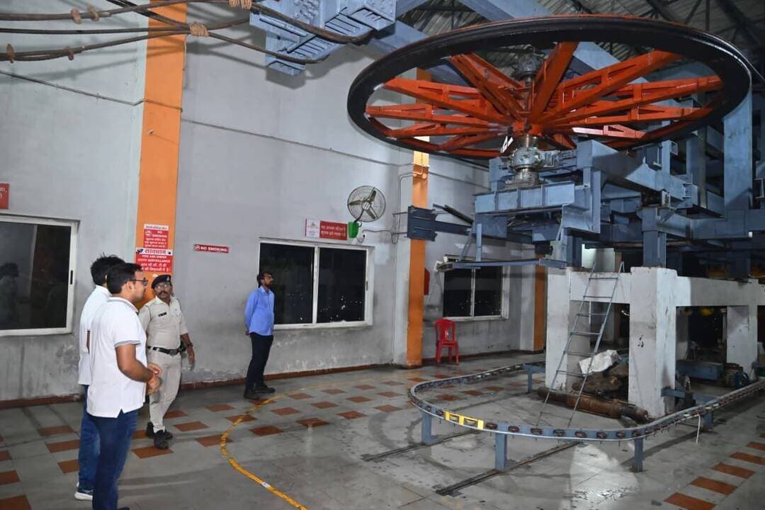 जन्माष्टमी पर देवास रोप-वे फिर शुरू, श्रद्धालुओं को मिली बड़ी सुविधा
देवास। जन्माष्टमी के पावन अवसर पर शुक्रवार 4 सितंबर को टेकरी स्थित रोप-वे का पुनः शुभारंभ किया गया। इससे मां चामुंडा और मां तुलजा भवानी के दर्शन के लिए आने वाले दिव्यांगजनों, बच्चों, वरिष्ठ नागरिकों सहित श्रद्धालुओं को सुविधा मिलेगी।
रात 7.30 बजे नगर निगम आयुक्त दलीप कुमार ने रोप-वे का निरीक्षण कर कंपनी के पदाधिकारियों से चर्चा की और सुचारू संचालन के निर्देश दिए। आयुक्त ने रोप-वे से मां तुलजा भवानी एवं मां चामुंडा के दर्शन भी किए।