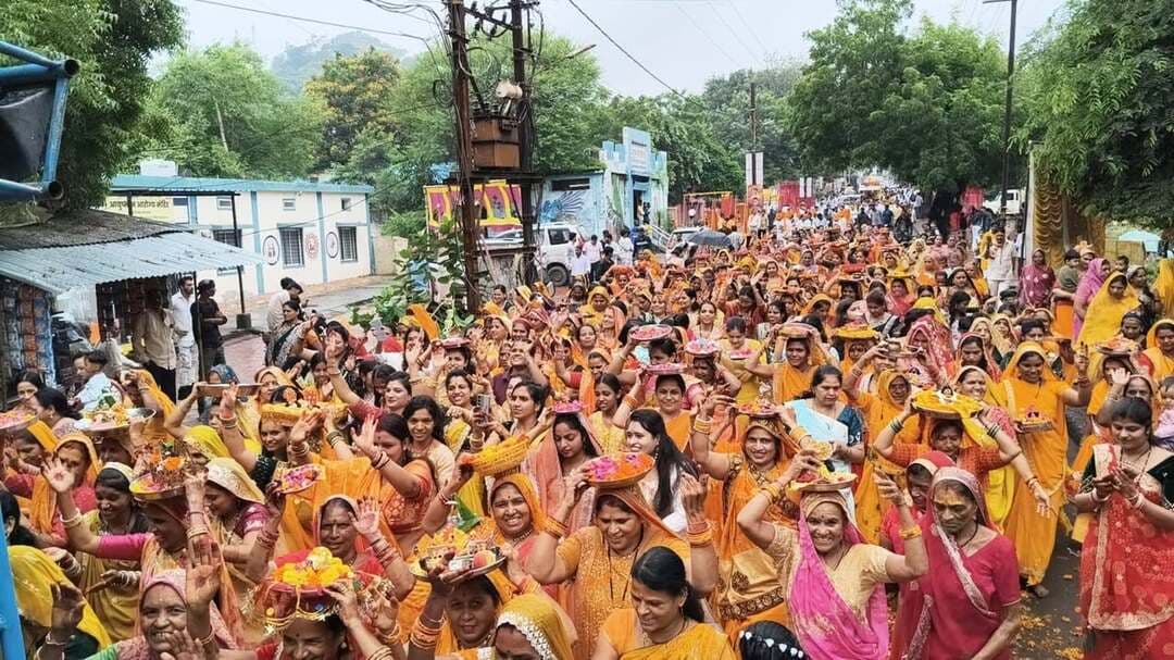 यादव गवली समाज ने निकाली भव्य शोभायात्रा, लड्डू गोपाल ने किया नगर भ्रमण
देवास। जन्माष्टमी के पावन पर्व पर यादव गवली समाज द्वारा आयोजित तीन दिवसीय धार्मिक आयोजन के तहत लड्डू गोपाल की भव्य शोभायात्रा निकाली गई। बड़ी संख्या में महिलाओं ने सिर पर लड्डू गोपाल को विराजमान कर श्रद्धा के साथ नगर भ्रमण कराया।
गवली मोहल्ले से शुरू हुई शोभायात्रा शहर के प्रमुख मार्गों से होकर राधा-कृष्ण मंदिर पहुंची। विभिन्न देवी-देवताओं की आकर्षक झांकियां और अखाड़ों के कलाकारों के प्रदर्शन ने श्रद्धालुओं का मन मोह लिया। मंदिर में हवन, सुंदरकांड पाठ सहित देर रात तक धार्मिक-सांस्कृतिक कार्यक्रम हुए।
समाज के पार्षद रामदयाल यादव एवं पूर्व पार्षद अर्जुन यादव ने बताया कि इस वर्ष पहली बार तीन दिवसीय आयोजन किया जा रहा है। 5 सितंबर को विशाल भंडारे का आयोजन होगा। पूरे आयोजन के दौरान गवली मोहल्ला ‘जय श्रीकृष्ण’ और ‘राधे-कृष्ण’ के जयकारों से गूंजता रहा।