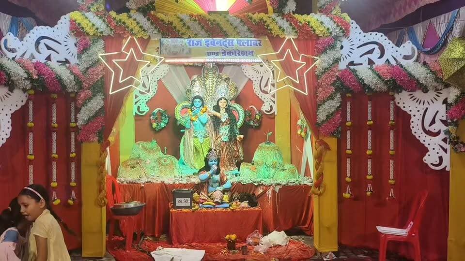 #जहानागंज थाना परिसर हुआ भक्तिमय "मुरारी" की "मुरली" धुन पर झूम उठे #पुलिसकर्मी #थानाध्यक्ष अतुल कुमार मिश्रा ने आए हुए आगंतुओं का किया जोरदार स्वागत