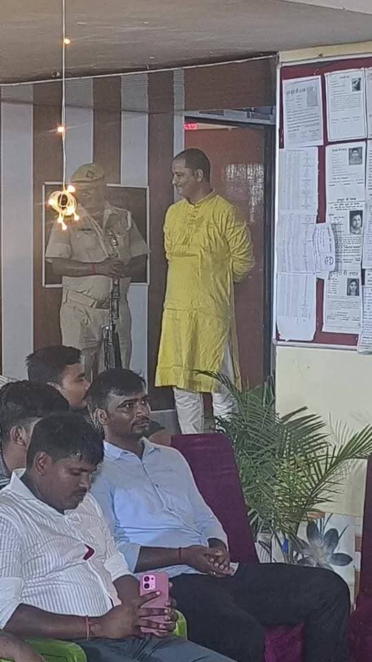 #मुरारी ने छेड़ी #मुरली की धुन झूम गई #खाकी
#जहानागंज थाना परिसर कृष्ण की भक्ति में हुआ लीन