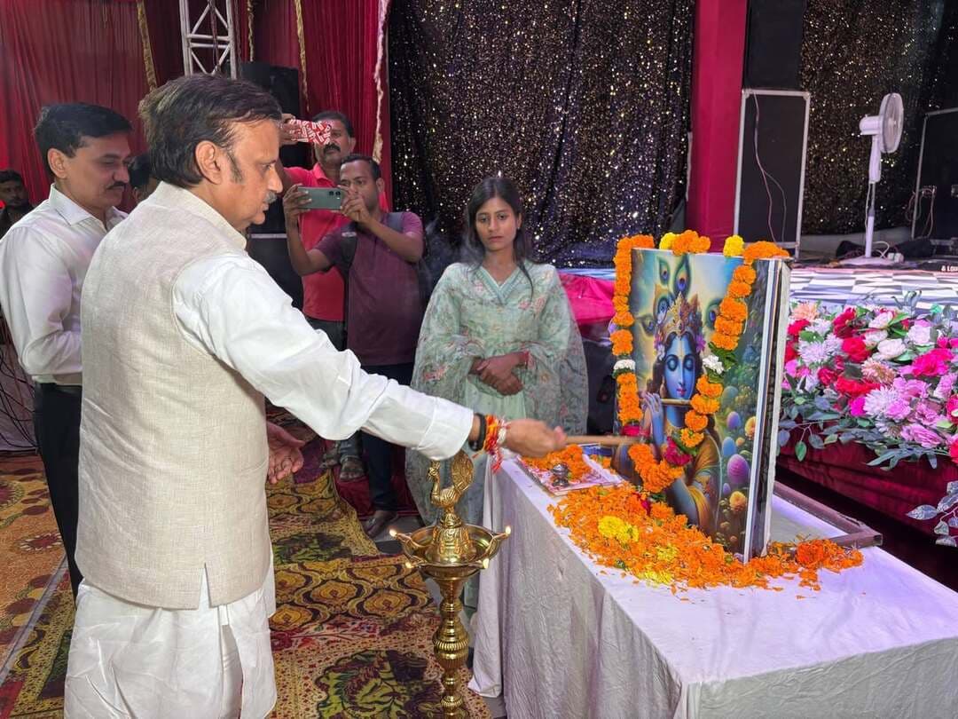 उप मुख्यमंत्री श्री राजेंद्र शुक्ल ने श्रीकृष्ण पर्व का किया शुभारंभ
कृष्ण जन्माष्टमी हमें कर्मपथ और भक्ति का संदेश देती है - उप मुख्यमंत्री
कृष्ण जन्मोत्सव में बघेली लोकगीतों और लोकनाट्य ने सबका मन मोहा
____________________
उप मुख्यमंत्री श्री राजेंद्र शुक्ल ने नगर निगम के टाउन हॉल में आयोजित श्रीकृष्ण पर्व का शुभारंभ किया। कार्यक्रम का आयोजन संस्कृति विभाग, जिला प्रशासन और नगर निगम द्वारा किया गया। इस अवसर पर उप मुख्यमंत्री ने कहा कि श्रीकृष्ण जन्मोत्सव हमें कर्मपथ पर चलने और भक्ति का संदेश देता है।भगवान कृष्ण ने धर्म की स्थापना और अधर्म का नाश करने के लिए बचपन से ही संघर्ष किया। उन्होंने गोवर्धन पर्वत उठाकर गायों की रक्षा की और अपने मामा कंस का वध करके मथुरा में अधर्म का नाश किया। महाभारत के महायुद्ध में श्री कृष्ण ने एक और जहां गीता का ज्ञान दिया वहीं दूसरी ओर अर्जुन को कर्म ज्ञान देकर अधर्म का नाश कराया। भगवान कृष्ण को गौ माता बहुत प्रिय हैं। इसलिए आज उनका जन्मोत्सव सबसे पहले बसावन मामा गौ अभ्यारण्य में मनाया गया। गौ माता के सेवकों के साथ कृष्ण जन्मोत्सव मना कर आनंद दस गुना हो गया। गौ माता में देवी देवताओं का वास होता है गौ माता का गोबर और गोमूत्र इतना पवित्र है कि पूजा में उपयोग किया जाता है। गौ माता ही प्राकृतिक खेती का आधार है जिस पर गौ माता की कृपा होगी उस पर भगवान कृष्ण की कृपा अवश्य होगी।
कृष्ण पर्व के भव्य कार्यक्रम में प्रसिद्ध बघेली लोक गायिका कल्याणी मिश्रा ने मनोहरी बघेली लोकगीत प्रस्तुत किए।उन्होंने गणेश वंदना से आरंभ करके परंपरागत बघेली जन्मोत्सव गीत सोहर और कजरी की प्रस्तुति दी। मधुर बघेली लोकगीतों ने सबका मन मोह लिया। इसके बाद कटनी से आई कलाकार आस्था सिजारिया एवं उनके दल ने भगवान कृष्ण की लीलाओं की मनोहारी नृत्य नाटिका प्रस्तुत की। देर शाम तक दर्शकों ने नृत्य नाटिका का आनंद उठाया। बघेली लोकगीतों और कृष्ण की बाल लीलाओं ने सबको कृष्ण भक्ति के रंग में सराबोर कर दिया। समारोह में सांसद श्री जनार्दन मिश्र , विंध्य विकास प्राधिकरण के अध्यक्ष डॉ. पंचूलाल प्रजापति, विधायक मनगवां श्री नरेंद्र प्रजापति, विंध्य विकास प्राधिकरण के उपाध्यक्ष डॉ. अजय सिंह, जिला भाजपा अध्यक्ष श्री वीरेंद्र गुप्ता, अध्यक्ष नगर निगम श्री वेंकटेश पांडेय, पाषर्द गण तथा स्थानीय जनप्रतिनिधि उपस्थित रहे। समारोह में कमिश्नर शीलेंद्र सिंह, कलेक्टर नरेंद्र कुमार सूर्यवंशी, आयुक्त नगर निगम अक्षत जैन, सीईओ जिला पंचायत सृष्टि देशमुख, अपर कलेक्टर सपना त्रिपाठी तथा अन्य अधिकारी एवं बड़ी संख्या में आमजन उपस्थित रहे।
CM Madhya Pradesh Dr Mohan Yadav Rajendra Shukla Office Of Rajendra Shukla Collector Rewa Jansampark Madhya Pradesh
#Rewa #रीवा