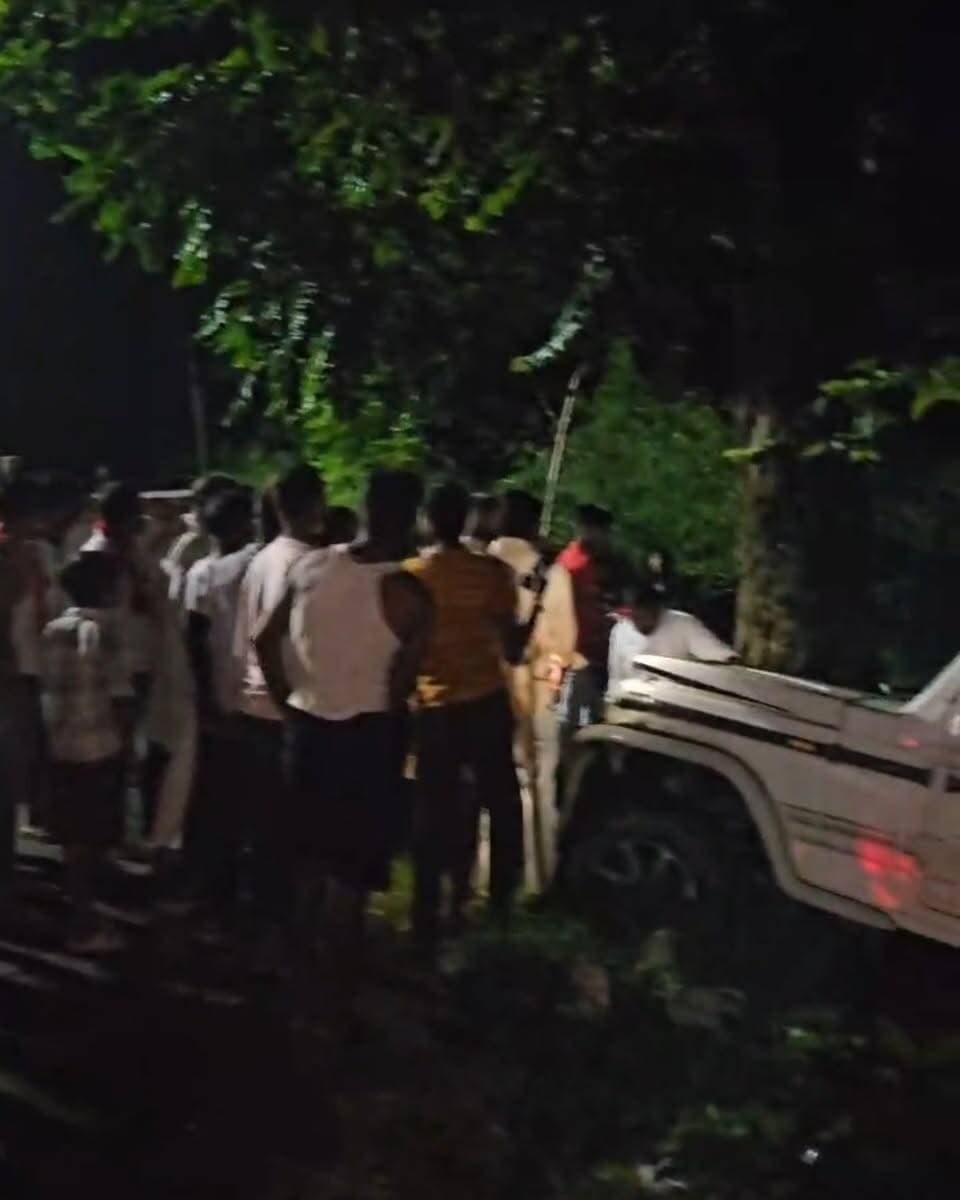 बीच सड़क बना जानलेवा गड्ढा, बोलेरो पेड़ से टकराई
हादसे के बाद आक्रोशित ग्रामीणों ने सड़क पर किया प्रदर्शन, जिम्मेदार विभाग के खिलाफ लगाए नारे
.
#हरदोई: कोतवाली बेनीगंज क्षेत्र के शुक्लापुर गांव के पास सड़क के बीचों-बीच बना गहरा और विशाल गड्ढा राहगीरों के लिए जानलेवा साबित हो रहा है। शुक्रवार की शाम हरदोई की ओर जा रही एक बोलेरो अचानक सड़क पर बने गड्ढे में जा घुसी। वाहन चालक जब तक संभल पाता, बोलेरो अनियंत्रित होकर सड़क किनारे खड़े पेड़ से जा टकराई। हादसे में बोलेरो सवार एक व्यक्ति घायल हो गया, जबकि वाहन बुरी तरह क्षतिग्रस्त हो गया।
हादसे की जानकारी मिलते ही मौके पर ग्रामीणों की भीड़ जमा हो गई। लगातार हादसों के बावजूद सड़क की मरम्मत न होने से नाराज ग्रामीणों का आक्रोश फूट पड़ा। ग्रामीणों ने सड़क पर एकत्र होकर संबंधित विभाग के खिलाफ जमकर नारेबाजी की और सड़क की तत्काल मरम्मत कराने की मांग उठाई। विरोध के चलते मार्ग पर वाहनों की कतार लग गई और आवागमन भी प्रभावित हुआ।
ग्रामीणों का कहना है कि शुक्लापुर गांव के पास सड़क पर बना यह गड्ढा लंबे समय से हादसों को न्योता दे रहा है। रात के समय स्थिति और भी गंभीर हो जाती है, क्योंकि वाहन चालकों को गड्ढे की गहराई का अंदाजा नहीं हो पाता। ग्रामीणों के मुताबिक इससे पहले भी कई वाहन सवार इस गड्ढे के कारण चोटिल हो चुके हैं, लेकिन शिकायतों के बावजूद जिम्मेदार विभाग द्वारा अब तक प्रभावी कदम नहीं उठाया गया।
ग्रामीणों ने चेतावनी दी कि यदि जल्द सड़क की मरम्मत कर गड्ढे को नहीं भरा गया तो वे बड़े स्तर पर आंदोलन करने को मजबूर होंगे। ग्रामीणों ने प्रशासन और संबंधित विभाग के अधिकारियों से मामले का तत्काल संज्ञान लेकर सड़क की मरम्मत कराने तथा भविष्य में होने वाले हादसों पर रोक लगाने की मांग की है।
#रिपोर्ट: पुनीत मिश्रा/बेनीगंज