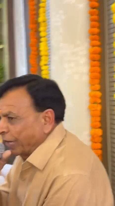 लोकप्रिय उपमुख्यमंत्री श्री जगदीश जी देवड़ा अपने निवास पर भजनों का आनंद लेते हुए