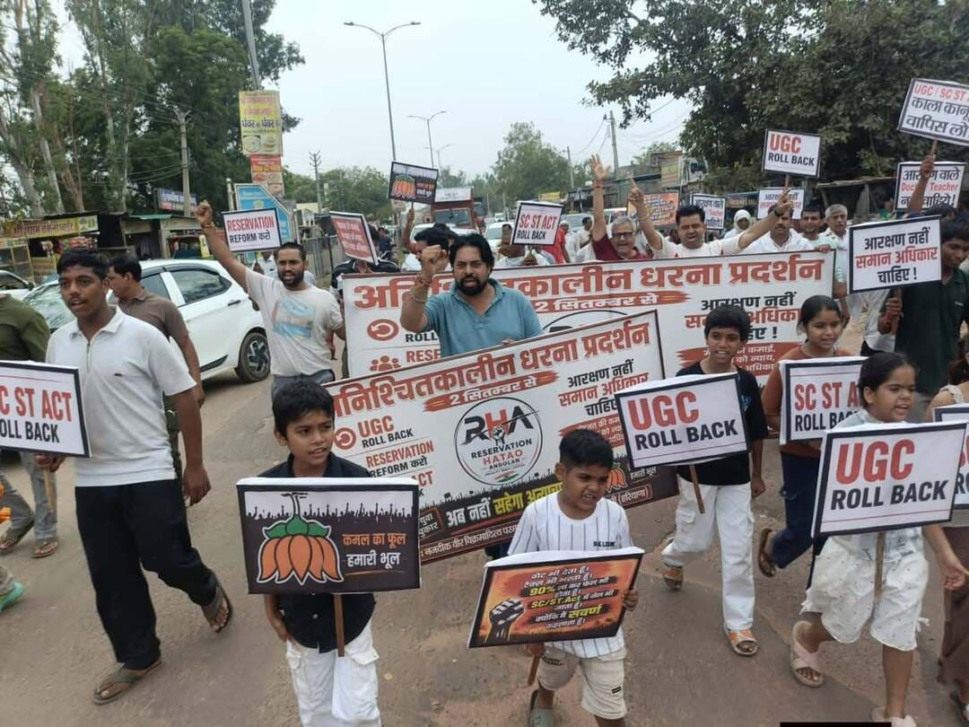 गांव खरक कला में अनिश्चितकालीन समय तक धरना प्रदर्शन जारी...सरकार को UGC ओर SC ST ACT जैसे काले कानून ओर आरक्षण आर्थिक आधार पर करने के लिए सरकार जगाने के लिए मांग रखी जा रही है।
वहीं आने वाली 6 सितंबर को बवानीखेड़ा में मुख्यमंत्री नायब सिंह सैनी की रैली में ना जाने की भी अपील की जा रही है।
