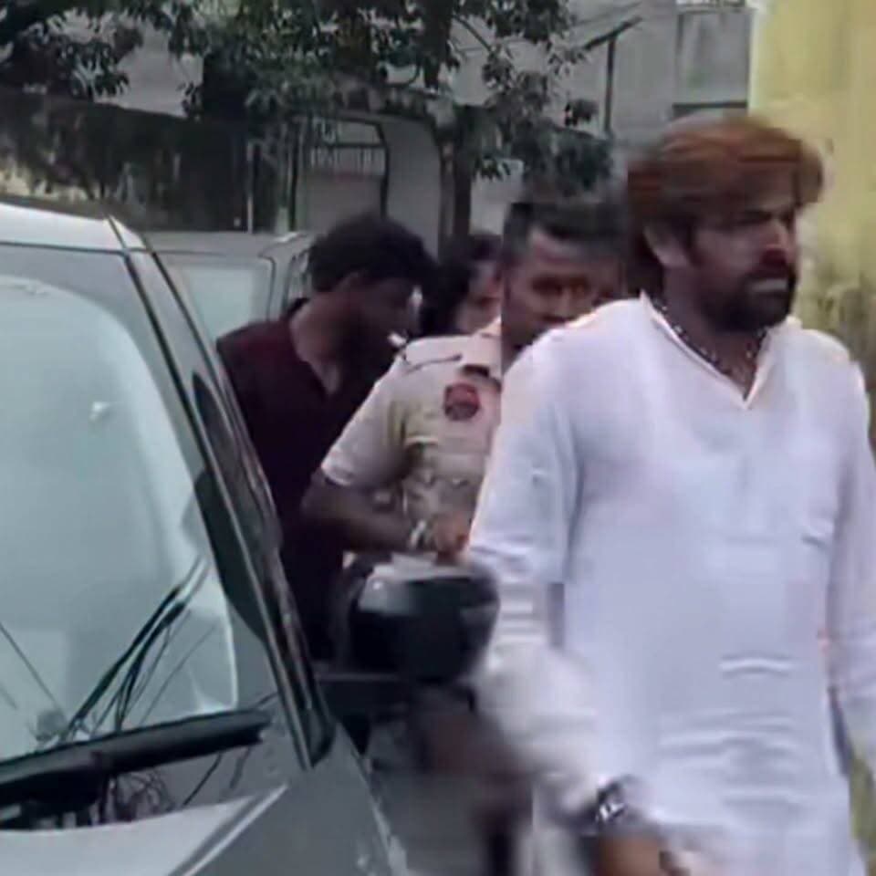 दुख तो पहाड़ जैसा है.....
अंकित बालियान के परिजनों को सांत्वना देने पंहुचे हरियाणवी सिंगर मासूम शर्मा