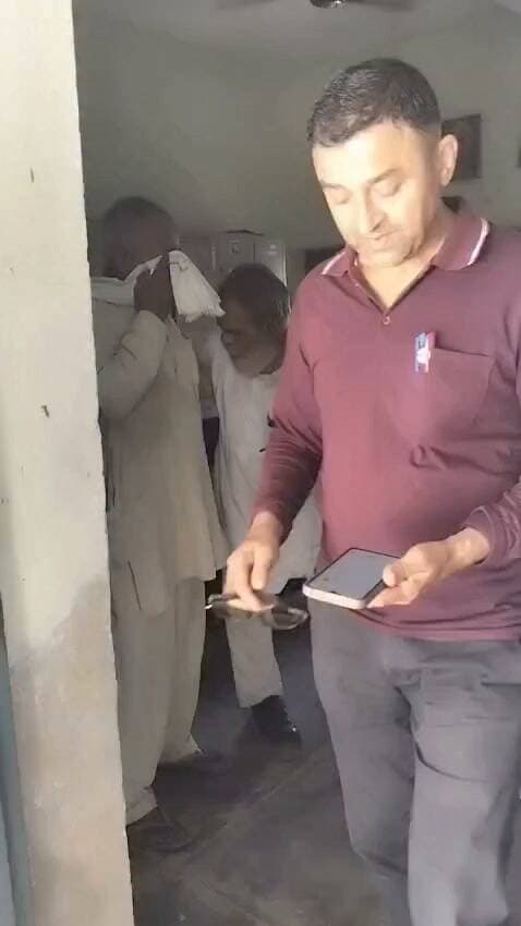 हरियाणा में वोटों की स्पेशल इंटेंसिव रिवीजन यानी की SIR के दौरान 35 साल बाद मिले दो बिछड़े भाई
एसआईआर सत्यापन बना मिलन का माध्यम
जींद।
एसआईआर के दौरान राजकीय सीनियर सेकेंडरी स्कूल मनोहरपुर में एक ऐसा भावुक प्रसंग सामने आया, जिसने वहां मौजूद लोगों की आंखें नम कर दीं। करीब 35 वर्षों से बिछड़े दो भाइयों का पुनर्मिलन एक सामान्य सत्यापन प्रक्रिया के दौरान हुआ।
जानकारी के अनुसार, सीता राम अपने एसएलसी लेने के लिए विद्यालय पहुंचे थे। बातचीत के दौरान मौके पर मौजूद बीएलओ ने उनसे उनके गांव, पिता और भाई का नाम पूछा। भाई का नाम सामने आने पर बीएलओ ने सत्यापन के लिए फोन के माध्यम से संपर्क किया। फोन पर भाई ने सीता राम की पहचान करते हुए कहा, "हां, वह मेरा ही भाई है। मैं उसे पिछले 35 साल से ढूंढ रहा हूं।"
यह जानकारी मिलते ही उनका भाई तत्काल विद्यालय पहुंचा। दोनों भाइयों ने जैसे ही एक-दूसरे को देखा, वे भावुक होकर गले मिल गए और फूट-फूटकर रो पड़े। वर्षों का बिछोह कुछ ही पलों में खत्म हो गया और विद्यालय परिसर में भावनाओं का सैलाब उमड़ पड़ा।
मौके पर मौजूद एडिशनल एईआरओ डॉ. रमेश कुमार ने इस भावुक मिलन को अपने लिए एक यादगार अनुभव बताया। उन्होंने कहा कि यह घटना केवल एक प्रशासनिक सत्यापन तक सीमित नहीं रही, बल्कि मानवीय रिश्तों को जोड़ने का माध्यम बन गई।
उन्होंने कहा कि बीएलओ की सजगता और एक छोटे से सत्यापन ने वर्षों से बिछड़े दोनों भाइयों को फिर से मिलाने में महत्वपूर्ण भूमिका निभाई। एसआईआर के दौरान सामने आई यह घटना इस बात का प्रमाण है कि प्रशासनिक कार्यों के पीछे भी मानवीय संवेदनाओं और रिश्तों से जुड़ी कई अनकही कहानियां छिपी होती हैं।
