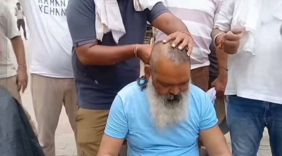 विरोध का तरीका एक ये भी....
भिवानी में सफाई कर्मचारियों ने करवाया मुंडन।