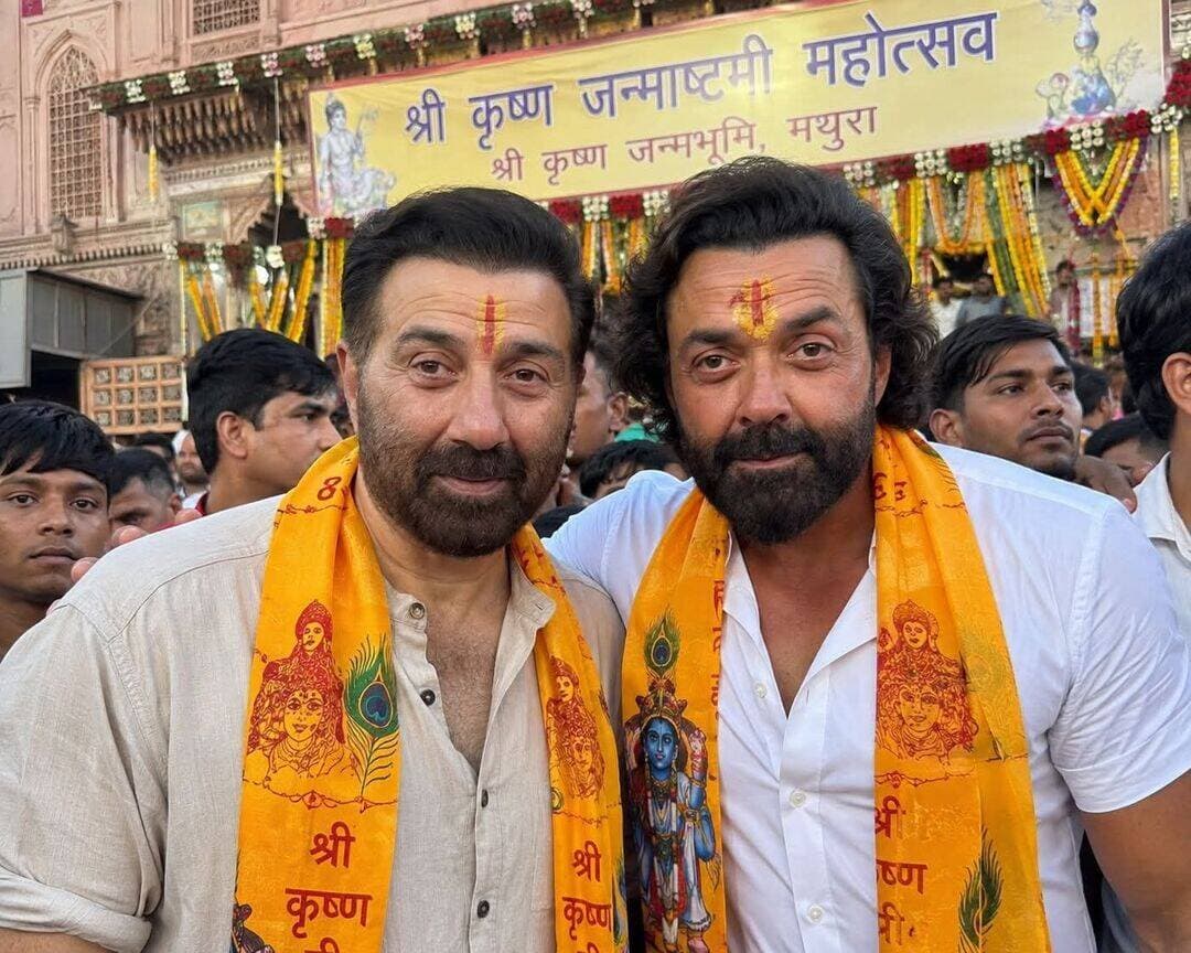 जन्माष्टमी के शुभ अवसर पर सनी देओल और बॉबी देयोल मथुरा पहुंचे ।