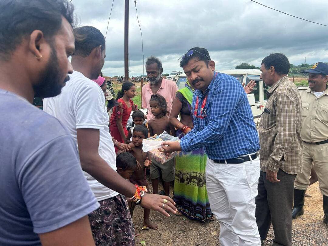 चित्रकूट में जनजीवन तेजी से सामान्य होने की ओर, राहत और पुनर्वास कार्य युद्धस्तर पर जारी
साफ हुई मुख्य सड़कें, अब गलियों और घरों से मलबा हटाने पर जोर
पेयजल शुद्धिकरण, भोजन वितरण और स्वास्थ्य सेवाओं की लगातार निगरानी
---
सतना 04 सितम्बर 2026/चित्रकूट में हाल ही में आई भीषण बाढ़ के बाद जनजीवन अब तेजी से सामान्य स्थिति की ओर लौटने लगा है। बाढ़ के दौरान जिन सड़कों पर करीब दो फीट तक गाद और मलबा जमा हो गया था, वहां अब सफाई के बाद आवागमन और चहल-पहल शुरू हो गई है। जिला प्रशासन की टीमें पिछले कई दिनों से प्रभावित क्षेत्रों में लगातार मौजूद रहकर राहत, सफाई, पेयजल, स्वास्थ्य, भोजन एवं आवश्यक सामग्री उपलब्ध कराने के कार्य में जुटी हुई हैं। कलेक्टर #सतना डॉ. सतीश कुमार एस के मार्गदर्शन में पुलिस अधीक्षक हंसराज सिंह, अपर कलेक्टर विकास सिंह, सीईओ जिला पंचायत Shailendra Singh , एसडीएम महिपाल सिंह गुर्जर सहित विभिन्न विभागों के अधिकारी एवं कर्मचारी चित्रकूट में रहकर राहत एवं पुनर्वास कार्यों की निगरानी कर रहे हैं। प्रशासन की प्राथमिकता प्रभावित परिवारों तक आवश्यक सहायता पहुंचाने के साथ-साथ शहर और ग्रामीण क्षेत्रों में मूलभूत व्यवस्थाओं को शीघ्र बहाल करना है।
बाढ़ के बाद मुख्य मार्गों की सफाई का कार्य तेजी से पूरा करने के बाद अब नगर निगम सतना, नगर परिषदों एवं जनपद पंचायतों से आए अमले द्वारा चित्रकूट की गलियों और प्रभावित घरों में जमा मलबे एवं कचरे को हटाया जा रहा है। गऊघाट मार्ग, पुराने लंका तिराहा, पुरानी तहसील के आसपास सहित अन्य प्रभावित क्षेत्रों में सफाई अभियान चलाया जा रहा है। भरत घाट क्षेत्र में भी मशीनरी एवं ट्रैक्टरों की मदद से मिट्टी और मलबा हटाया जा रहा है। चित्रकूट नगर के प्रभावित क्षेत्रों में सफाई अभियान को युद्धस्तर पर संचालित किया जा रहा है, ताकि बाढ़ के बाद संक्रमण और जलजनित बीमारियों की आशंका को कम किया जा सके। सफाई के साथ स्वास्थ्य सुरक्षा को ध्यान में रखते हुए प्रभावित क्षेत्रों में ब्लीचिंग पाउडर का छिड़काव कराया जा रहा है। नयागांव सहित विभिन्न क्षेत्रों में दवा डालने और सैनिटाइजेशन का कार्य जारी है।
*स्वच्छता के साथ शुद्ध पेयजल उपयोग करने की अपील*
प्रशासन द्वारा लोगों को स्वच्छता बनाए रखने और सुरक्षित पेयजल का उपयोग करने के लिए लगातार जागरूक किया जा रहा है। बाढ़ प्रभावित क्षेत्रों में पेयजल व्यवस्था को लेकर प्रशासन विशेष सतर्कता बरत रहा है। चित्रकूट नगर के प्रभावित क्षेत्रों में शुद्ध पेयजल के कैंपर वितरित किए जा रहे हैं। लसूरिया एवं आसपास के डूब प्रभावित क्षेत्रों में भी पेयजल के लिए कैंपर तथा आवश्यक सामग्री पहुंचाई जा रही है। हैंडपंपों में जर्मेक्स एवं क्लोरीनेशन की प्रक्रिया लगातार जारी है। कार्यपालन यंत्री श्वेतांक चौरसिया की उपस्थिति में बाढ़ प्रभावित क्षेत्रों के हैंडपंपों में जर्मेक्स डालकर ग्रामीणों को शुद्ध पेयजल के उपयोग के संबंध में समझाइश दी गई।
ग्राम पंचायत किचवरिया जनपद पंचायत रामपुर बघेलान में हैंडपंपों का क्लोरीनेशन किया गया तथा ग्रामीणों को जागरूक किया गया। ग्रामीणों की मांग पर कुओं में डालने के लिए जर्मेक्स भी उपलब्ध कराया गया। ग्राम पंचायत झरी, जैतवारा में भी जल जागरूकता एवं क्लोरीनेशन का कार्य किया गया। चित्रकूट में हनुमान धारा रोड पुल के समीप जल आवर्धन योजना के इंटेक वेल की पाइप चोक होने के कारण जलापूर्ति प्रभावित हुई थी। पाइप को क्लियर करने और व्यवस्था को सुचारु करने के लिए सुधार कार्य कराया जा रहा है। इस कार्य में एनडीआरएफ टीम की भी मदद ली जा रही है।
*राहत सामग्री का व्यवस्थित भंडारण और वितरण*
चित्रकूट में बाढ़ प्रभावित परिवारों की सहायता के लिए विभिन्न स्थानों से राहत सामग्री लगातार प्राप्त हो रही है। प्रशासन ने कंपनियों, स्वयंसेवी संस्थाओं, जनप्रतिनिधियों एवं आमजन से प्राप्त सामग्री को एक स्थान पर सुरक्षित एवं व्यवस्थित रखने के लिए कामतानाथ जी के पास वन विभाग के बड़े गोदाम को संग्रहण केंद्र के रूप में चिन्हित किया है। यहां प्राप्त राहत सामग्री को आवश्यकता के अनुसार व्यवस्थित कर प्रभावित क्षेत्रों में भेजा जा रहा है। कलेक्टर डा सतीश कुमार एस के निर्देश पर अपर कलेक्टर एवं सीईओ जिला पंचायत स्वयं इसकी निगरानी कर रहे हैं, ताकि उपलब्ध सामग्री का अधिकतम लाभ वास्तविक प्रभावित परिवारों तक पहुंच सके। सद्गुरु, डीआरआई, दीनदयाल रसोई, संतोषी अखाड़ा, आचार्य आश्रम सहित विभिन्न संस्थाएं भी राहत एवं सेवा कार्यों में सहयोग कर रही हैं। जन अभियान से जुड़े स्वयंसेवक भी राहत कार्यों में प्रशासन के साथ जुटे हुए हैं। नगर परिषद चित्रकूट के दूरस्थ मोहल्ले बटोही तथा सती अनुसूइया क्षेत्र के कुल 62 परिवारों को प्रारंभिक राहत के रूप में कंबल, आलू, मोमबत्ती, माचिस, सूखे कपड़े एवं स्नैक्स वितरित किए गए। प्रशासन का प्रयास है कि मुख्य शहर के साथ-साथ दूरस्थ और प्रभावित बस्तियों तक भी राहत सामग्री समय पर पहुंचे। बाढ़ प्रभावितों के लिए संचालित राहत रसोई में भोजन की गुणवत्ता पर विशेष ध्यान दिया जा रहा है। नगर परिषद एवं जिला प्रशासन के सहयोग से तैयार भोजन को प्रभावितों तक भेजने से पहले अधिकारी स्वयं भोजन की गुणवत्ता की जांच कर रहे हैं। गुणवत्ता एवं स्वच्छता की पुष्टि के बाद ही भोजन के पैकेट वितरण के लिए भेजे जा रहे हैं। प्रशासन ने स्पष्ट किया है कि प्रभावित परिवारों तक खराब अथवा अस्वच्छ भोजन नहीं पहुंचना चाहिए। भोजन की गुणवत्ता की जिम्मेदारी सुनिश्चित करने के लिए अधिकारियों को आवश्यक निर्देश दिए गए हैं।
बाढ़ प्रभावितों की सहायता के लिए आने वाली संस्थाओं एवं समाजसेवियों से प्रशासन ने अपील की है कि दूर से तैयार किया हुआ पका भोजन लाकर सीधे वितरित न करें। लंबे समय तक परिवहन के कारण पका हुआ भोजन खराब होने की संभावना रहती है। प्रशासन ने अपील की है कि यदि कोई संस्था या व्यक्ति बाहर से पका हुआ भोजन लेकर आता है तो पहले स्थानीय प्रशासन को सूचित करे और भोजन की गुणवत्ता की जांच के बाद ही उसका वितरण किया जाए। इसके स्थान पर सूखा खाद्यान्न अथवा अन्य खाद्य सामग्री स्थानीय राहत रसोई को उपलब्ध कराना अधिक उपयोगी होगा। प्रशासन ने यह भी स्पष्ट किया है कि नगर परिषद एवं जिला प्रशासन द्वारा तैयार किए जा रहे भोजन के पैकेट पॉलीथिन में पैक नहीं किए जा रहे हैं।
*गर्भवती महिला को सुरक्षित पहुंचाया अस्पताल*
बाढ़ प्रभावित क्षेत्र से गर्भवती महिला के संबंध में गंभीर सूचना प्राप्त होने पर प्रशासन एवं स्वास्थ्य विभाग ने तत्काल कार्रवाई की। ग्राम पंचायत गाजगामा अंतर्गत ग्राम गढ़वा कला में एक गर्भवती महिला को प्रसव पीड़ा एवं पानी की थैली फटने की स्थिति में तत्काल चिकित्सा सुविधा की आवश्यकता थी। मामले की संवेदनशीलता को देखते हुए संबंधित विभाग ने तत्काल एम्बुलेंस/चिकित्सा वाहन की व्यवस्था कर महिला को जिला अस्पताल पहुंचाया और भर्ती कराया। प्रशासन द्वारा आपदा प्रभावित क्षेत्रों में स्वास्थ्य संबंधी आकस्मिक मामलों पर त्वरित प्रतिक्रिया सुनिश्चित की जा रही है।
*प्रभावित सड़कों और जल निकासी व्यवस्था की बहाली*
बाढ़ के कारण क्षतिग्रस्त मार्गों की भी मरम्मत एवं बहाली का कार्य जारी है। तहसीलदार ज्योति पटेल एवं सीएमओ पंजाब सिंह की उपस्थिति में जैतवारा-कुलकड़िया रोड का निरीक्षण किया गया। खुटहा नहर से रॉ मटेरियल उठवाकर क्षतिग्रस्त हिस्से में सुधार कार्य कराया जा रहा है। जैतवारा-कुलकड़िया रोड पर खुटहा-मरवा के बीच करियापानी नाला भी क्षतिग्रस्त हुआ है, जिसके सुधार की कार्रवाई की जा रही है। इसी प्रकार ग्राम खदोरा में पानी भरने के कारण मार्ग अवरुद्ध हो गया था। लोक निर्माण विभाग द्वारा सरफेस ड्रेन का कार्य कर पानी की निकासी की व्यवस्था की गई, जिससे आवागमन बहाल करने में मदद मिली। बाढ़ प्रभावित ग्रामीण क्षेत्रों में पशुधन की सुरक्षा के लिए भी विभागीय टीमें सक्रिय हैं। ग्राम देवलहा, विकासखंड मझगवां में डोर-टू-डोर पशुधन स्वास्थ्य शिविर एवं टीकाकरण का कार्य किया गया। ग्राम चितहरा में भी बाढ़ आपदा राहत एवं टीकाकरण शिविर आयोजित किया गया। प्रशासन द्वारा प्रभावित क्षेत्रों में पशुओं के स्वास्थ्य परीक्षण, टीकाकरण एवं आवश्यक चिकित्सा सेवाएं उपलब्ध कराने पर भी विशेष ध्यान दिया जा रहा है।
*राहत एवं पुनर्वास कार्यों की लगातार निगरानी*
चित्रकूट में राहत एवं पुनर्वास कार्यों के साथ-साथ सफाई, पेयजल, स्वास्थ्य, सड़क, जल निकासी और भोजन वितरण की व्यवस्थाओं को एक साथ गति दी जा रही है। अपर कलेक्टर विकास सिंह, तहसीलदार कमलेश भदौरिया, सीएमओ नगरपालिका अंकित सोनी सहित अधिकारी प्रभावित क्षेत्रों में उपस्थित रहकर कार्यों की निगरानी कर रहे हैं। सीईओ जिला पंचायत शैलेंद्र सिंह के निर्देशन में भोजन एवं पेयजल वितरण की व्यवस्था संचालित की जा रही है। जिला प्रशासन का प्रयास है कि बाढ़ से प्रभावित प्रत्येक परिवार तक आवश्यक राहत पहुंचाने के साथ-साथ चित्रकूट में जनजीवन को जल्द से जल्द पूरी तरह सामान्य किया जा सके। प्रशासन की सक्रियता, विभागों के समन्वित प्रयास और सामाजिक संस्थाओं एवं आमजन के सहयोग से चित्रकूट अब धीरे-धीरे बाढ़ की त्रासदी से उबरते हुए सामान्य स्थिति की ओर बढ़ रहा है।
अतिवृष्टि एवं बाढ़ के बाद प्रभावित क्षेत्रों में जनजीवन को सामान्य करने के लिए जिला प्रशासन एवं संबंधित विभागों द्वारा राहत, साफ-सफाई और पुनर्बहाली के कार्य लगातार किए जा रहे हैं। चित्रकूट में भरत घाट के पास साफ-सफाई अभियान चलाया जा रहा है। प्रभावित क्षेत्रों से गाद, कचरा एवं अन्य अवशेष हटाकर स्वच्छता व्यवस्था बहाल करने का कार्य जारी है। इसी क्रम में सोहावल की ग्राम पंचायत खड़ौरी में सड़क मार्ग के रिस्टोरेशन का कार्य कराया जा रहा है। क्षतिग्रस्त सड़क को आवागमन योग्य बनाने के लिए आवश्यक सुधार एवं मरम्मत कार्य तेजी से किए जा रहे हैं। नर्मदा घाटी विकास प्राधिकरण के संविदाकार द्वारा भी बाढ़ प्रभावित लोगों की सहायता के लिए आवश्यक सामग्री जुटाई गई है। बाढ़ का पानी उतरने पर सभी क्षेत्रों में नुकसानी का संयुक्त सर्वे युद्ध स्तर पर किया जा रहा है।कलेक्टर ने जिले भर में राजस्व अधिकारी कृषि और स्थानीय निकाय के अधिकारियों को शीघ्र नुकसानी सर्वे पूरा कर राहत सहायता वितरित करने के निर्देश भी दिए हैं।
#JansamparkMP
CM Madhya Pradesh
Dr Mohan Yadav