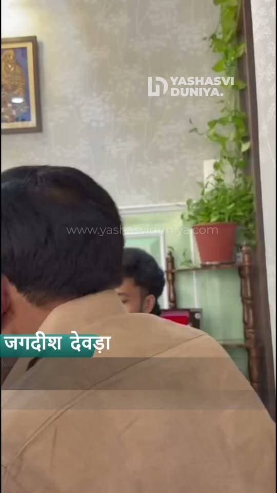 लोकप्रिय उपमुख्यमंत्री श्री जगदीश जी देवड़ा अपने निवास पर भजनों का आनंद लेते हुए नजर आए। भक्ति और संगीत के इस सुंदर माहौल में उन्होंने भजनों का रसास्वादन किया। 🙏🎶
#जगदीशदेवड़ा #उपमुख्यमंत्री #मध्यप्रदेश #भजन #भक्तिसंगीत #मंदसौर #YashasviDuniya