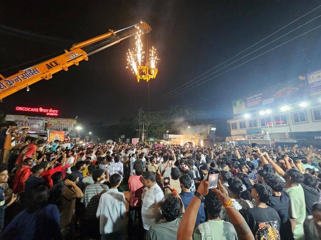 मंदसौर के गांधी चौराहे पर मटकी फोड़ प्रतियोगिता में दिखा जबरदस्त उत्साह! 🎉
गोविंदा टोलियों ने लगाए जोश और उमंग के साथ जय श्रीकृष्ण के जयकारे, मटकी फोड़ते ही पूरा चौराहा उत्सव के रंग में रंग गया। 🥳🪔
#मंदसौर #मटकीफोड़ #जन्माष्टमी #श्रीकृष्ण #गांधीचौराहा #YashasviDuniya