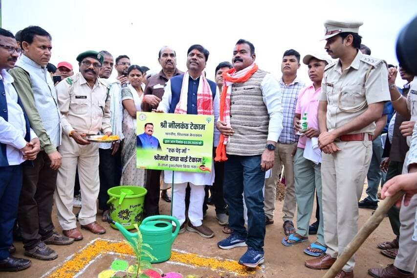 हरित भारत, स्वस्थ भारत की ओर कोण्डागांव का कदम
ग्राम बावनपुरी, विश्रामपुरी में वनमंडल स्तरीय वन महोत्सव 2026 का आयोजन किया गया। वन मंत्री श्री केदार कश्यप ने पौधरोपण कर वन महोत्सव का शुभारंभ किया।
विकसित भारत जीरामजी के तहत 5,500 पौधों का रोपण किया गया। इस अवसर पर जनप्रतिनिधियों, अधिकारियों, विद्यार्थियों एवं ग्रामीणों ने—
“हमारा संकल्प – एक पेड़, एक जीवन; हरित भारत, स्वस्थ भारत”
का संकल्प लिया और अधिक से अधिक पौधे लगाने एवं उनके संरक्षण का संदेश दिया।
कार्यक्रम के दौरान हितग्राहियों, प्रतिभाशाली छात्राओं, तेंदूपत्ता संग्राहकों तथा वन संरक्षण में उत्कृष्ट कार्य करने वाली संयुक्त वन प्रबंधन समितियों एवं कर्मचारियों को सम्मानित भी किया गया।
वृक्षारोपण केवल प्रकृति के प्रति जिम्मेदारी नहीं, बल्कि आने वाली पीढ़ियों के स्वस्थ और सुरक्षित भविष्य का संकल्प है।
#VanMahotsav2026 #EkPedMaaKeNaam #TreePlantation #EnvironmentProtection #Kondagaon HaritBharat SwasthBharat Chhattisgarh SushasanSarkar