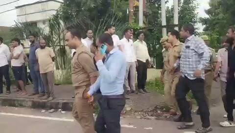 फतेहपुर RTO दफ्तर में दलाली का खुला खेल, ADM और ASP के छापे में 11 दलाल पकड़े गए
फतेहपुर, उत्तर प्रदेश। जिला फतेहपुर के आरटीओ कार्यालय में दलाली के कथित खुले खेल का मामला सामने आया है। शिकायतों के बाद प्रशासन और पुलिस की संयुक्त टीम ने आरटीओ दफ्तर में छापेमारी की। कार्रवाई के दौरान ADM और ASP की टीम ने 11 कथित दलालों को पकड़ लिया।
बताया जा रहा है कि लंबे समय से आरटीओ कार्यालय में विभिन्न कार्यों के लिए दलालों की सक्रियता की शिकायतें मिल रही थीं। छापेमारी के दौरान कार्यालय परिसर और आसपास मौजूद संदिग्ध लोगों से पूछताछ की गई।
परिवहन विभाग को लेकर आम लोगों की अक्सर शिकायत रहती है कि कई कार्यों में दलालों के माध्यम से अतिरिक्त पैसे की मांग की जाती है और बिना दलालों के काम कराना मुश्किल हो जाता है। हालांकि, इस मामले में पकड़े गए लोगों की भूमिका और आगे की कानूनी कार्रवाई प्रशासनिक जांच के बाद स्पष्ट होगी।
ADM और ASP की इस संयुक्त कार्रवाई से आरटीओ कार्यालय मे�