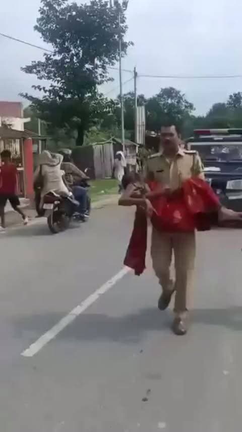 रीलबाजी का शौक जो ना करा दे!! 😄📱
बहराइच में इंस्पेक्टर साहब बने बॉलीवुड हीरो, घायल महिला को गोद में उठाकर दौड़े अस्पताल! #वीडियो #वायरल
बहराइच। रील बनाने का जुनून अब ऐसा सिर चढ़कर बोल रहा है कि आम आदमी से लेकर बड़े-बड़े अधिकारी भी इसके रंग में रंगे नजर आ रहे हैं। ताजा मामला बहराइच का बताया जा रहा है, जहां एक इंस्पेक्टर साहब बॉलीवुड हीरो स्टाइल में घायल महिला को गोद में उठाकर अस्पताल की ओर ले जाते दिखाई दिए।
मजेदार बात तो यह रही कि इंस्पेक्टर साहब महिला को गोद में लेकर आगे-आगे बढ़ रहे थे और पुलिस की गाड़ी करीब 10 किलोमीटर प्रति घंटे की रफ्तार से हौले-हौले पीछे चल रही थी! 😄
अब यह असली सेवा भाव था या कैमरे के लिए फुल बॉलीवुड स्टाइल रीलबाजी, यह तो वीडियो देखने वाले ही तय करें!
पूरे देश में “रील का रोज़गार” टॉप पर है—PM से लेकर कोतवाल तक! 😂📱
रील है भाई... कुछ भी करा सकती है!