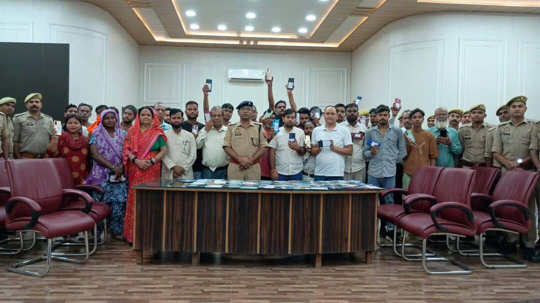 बरेली पुलिस ने 458 गुम मोबाइल बरामद कर मालिकों को लौटाए, 85 लाख की संपत्ति वापस
बरेली। बरेली पुलिस ने गुम और चोरी हुए मोबाइल फोन की बरामदगी के लिए चलाए जा रहे विशेष अभियान के तहत अगस्त माह में बड़ी सफलता हासिल की है। पुलिस की संयुक्त टीम ने आधुनिक तकनीक और CEIR पोर्टल की मदद से 458 गुमशुदा मोबाइल फोन बरामद किए, जिनकी अनुमानित कीमत करीब 85 लाख रुपये है।
4 सितंबर को लौटाए गए मोबाइल
रिजर्व पुलिस लाइंस स्थित रविंद्रालय में आयोजित कार्यक्रम में पुलिस अधीक्षक अपराध ने बरामद मोबाइल फोन उनके वास्तविक स्वामियों को सुपुर्द किए। लंबे समय बाद अपना खोया मोबाइल वापस पाकर लोगों के चेहरे खिल उठे। नागरिकों ने बरेली पुलिस की कार्रवाई के लिए आभार जताया।
सर्विलांस और साइबर टीम की अहम भूमिका
यह कार्रवाई अपर पुलिस अधीक्षक के पर्यवेक्षण में जनपद के विभिन्न थानों पर तैनात कंप्यूटर ऑपरेटरों, साइबर टीम और जनपदीय सर्विलांस सेल की संयुक्त टीम ने की। टीम ने CEIR (Central Equipment Identity Register) पोर्टल समेत अन्य तकनीकी माध्यमों का इस्तेमाल कर गुम मोबाइल फोन को ट्रैक कर बरामद किया।
20 महीनों में 6,638 मोबाइल बरामद
बरेली पुलिस के अनुसार जनवरी 2025 से अगस्त 2026 तक कुल 6,638 मोबाइल फोन बरामद किए जा चुके हैं। इन मोबाइलों की अनुमानित कुल कीमत करीब 13.10 करोड़ रुपये है।
बहेड़ी से सबसे अधिक 58 मोबाइल बरामद
अगस्त में थाना वार बरामदगी में बहेड़ी 58 मोबाइल के साथ पहले स्थान पर रहा। इसके बाद सुभाषनगर और इज्जतनगर से 32-32, कोतवाली से 25, बारादरी और आंवला से 24-24 मोबाइल बरामद किए गए।
थाना
मोबाइल
बहेड़ी
58
सुभाषनगर
32
इज्जतनगर
32
कोतवाली
25
बारादरी
24
आंवला
24
भमौरा
23
फरीदपुर
22
भुता
22
मीरगंज
20
कैंट
18
सीबीगंज
17
बिथरी चैनपुर
15
नवाबगंज
15
हाफिजगंज
15
शेरगढ़
11
किला
10
फतेहगंज पश्चिमी
8
देवरनियां
8
साइबर सेल
8
प्रेमनगर
7
अलीगंज
7
फतेहगंज पूर्वी
7
शीशगढ़
7
क्योलड़िया
7
भोजीपुरा
6
शाही
5
सिरौली
4
विशारतगंज
1
कुल
458
मोबाइल गुम होने पर तुरंत करें शिकायत
बरेली पुलिस ने लोगों से अपील की है कि मोबाइल गुम या चोरी होने पर तत्काल नजदीकी थाने में रिपोर्ट दर्ज कराएं और CEIR पोर्टल के माध्यम से मोबाइल को ब्लॉक कराएं। CEIR भारत सरकार के दूरसंचार विभाग का आधिकारिक पोर्टल है, जिसके जरिए खोए या चोरी हुए मोबाइल को ब्लॉक करने और उसकी पहचान/ट्रैकिंग में मदद मिलती है।
Bareilly news Live